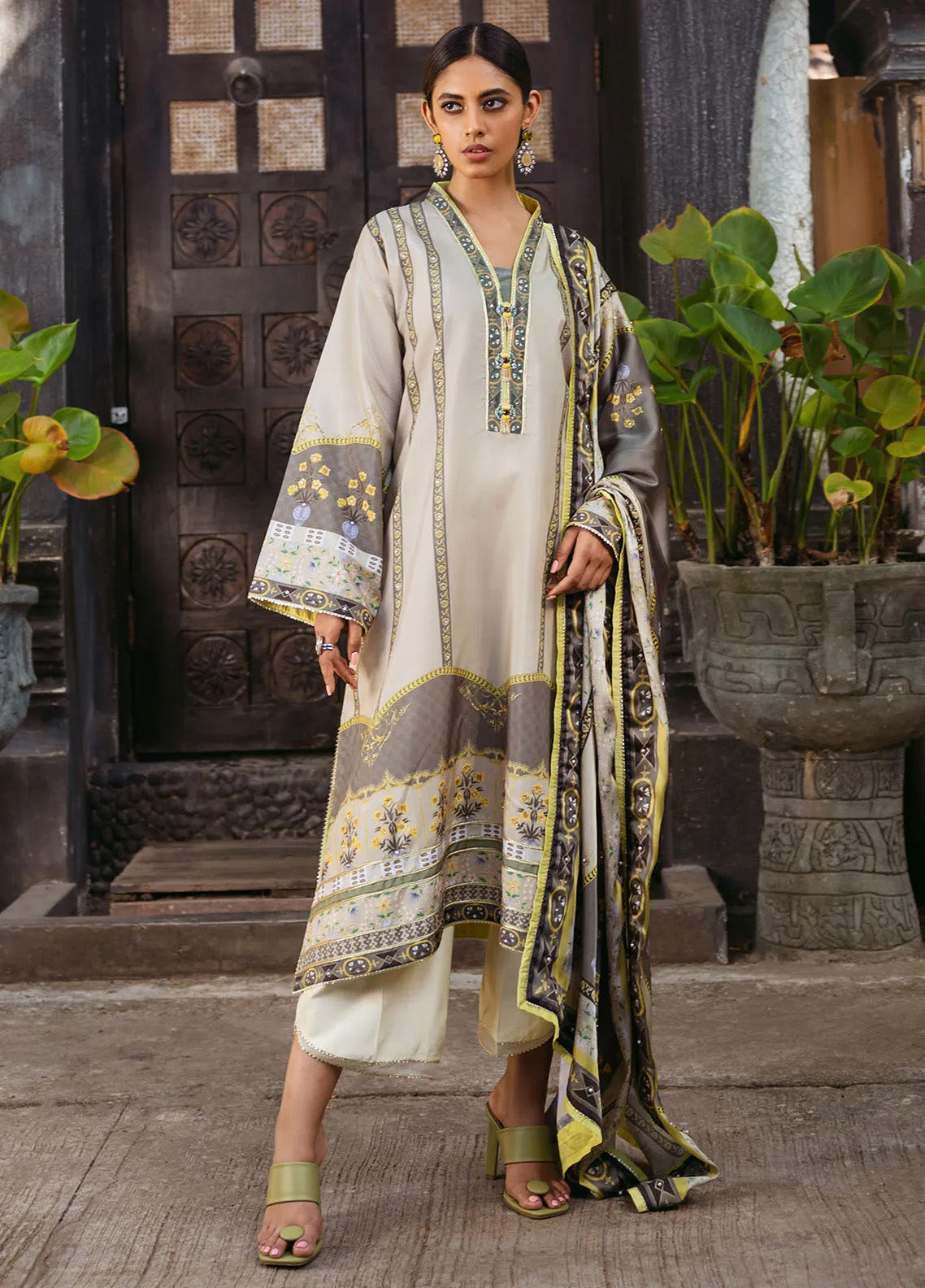 Nirvana By Mushq Embroidered Raw Silk 3 Piece Unstitched Suit MQ24N MPS-01 CHESTNUT Nirvana By Mushq Embroidered Raw Silk 3 Piece Unstitched Suit MQ24N MPS-01 CHESTNUT