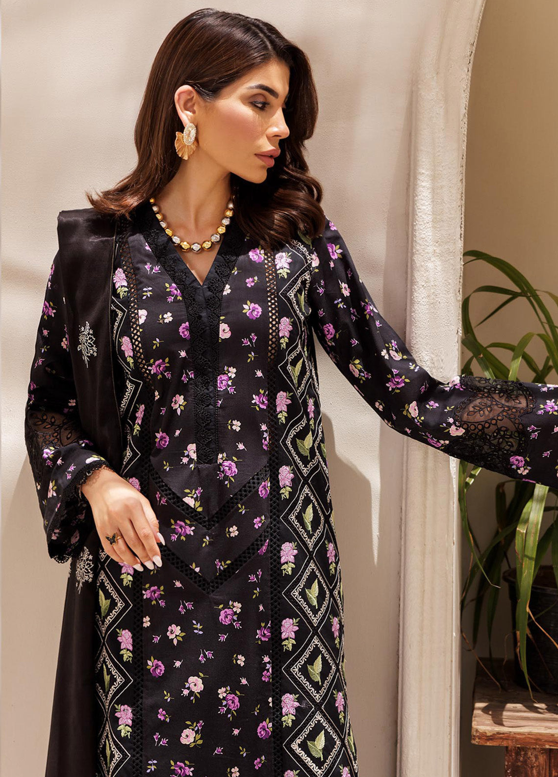 Nissa By RajBari Embroidered Lawn 3 Piece Unstitched Suit RB25N D-01 Nissa By RajBari Embroidered Lawn 3 Piece Unstitched Suit RB25N D-01