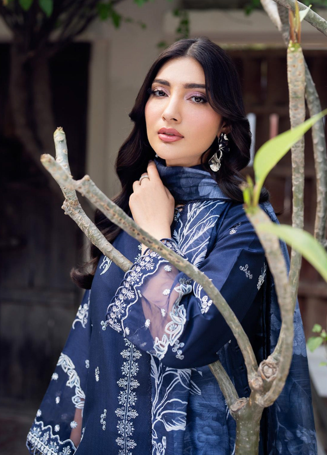 Nura By Zarif Embroidered Textured Lawn 3 Piece Unstitched Suit ZF25NTL D-07 SEERUM Nura By Zarif Embroidered Textured Lawn 3 Piece Unstitched Suit ZF25NTL D-07 SEERUM