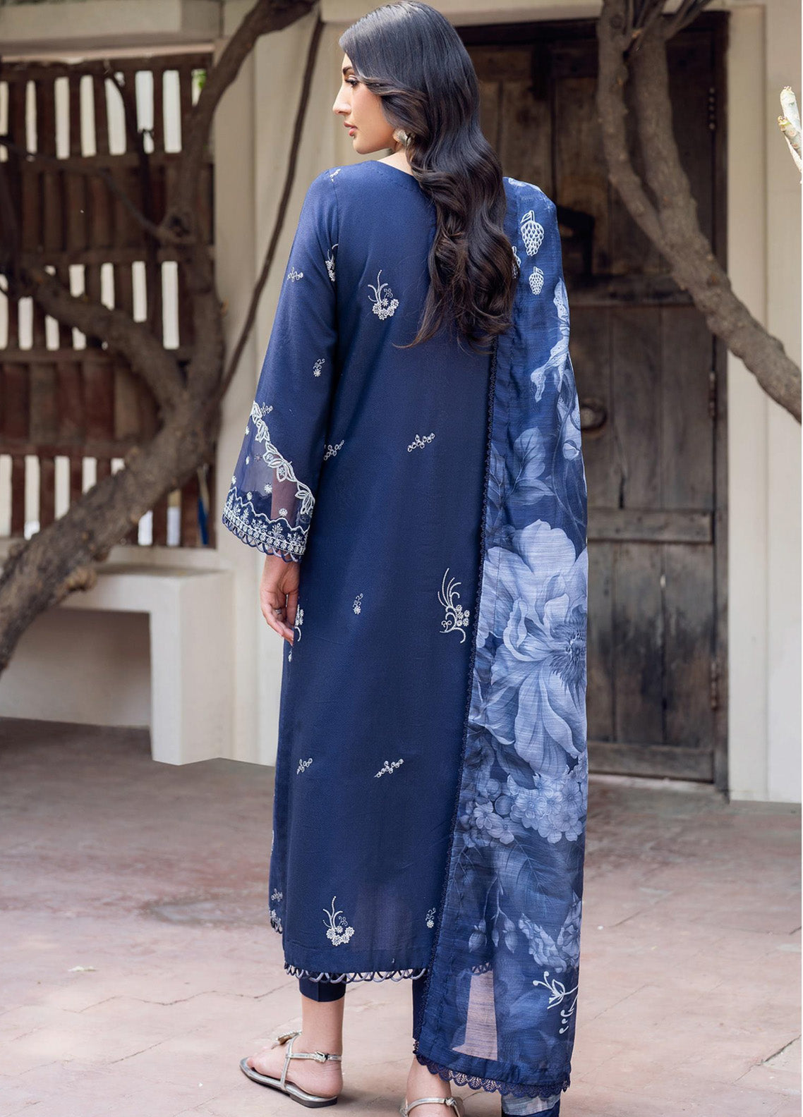 Nura By Zarif Embroidered Textured Lawn 3 Piece Unstitched Suit ZF25NTL D-07 SEERUM Nura By Zarif Embroidered Textured Lawn 3 Piece Unstitched Suit ZF25NTL D-07 SEERUM
