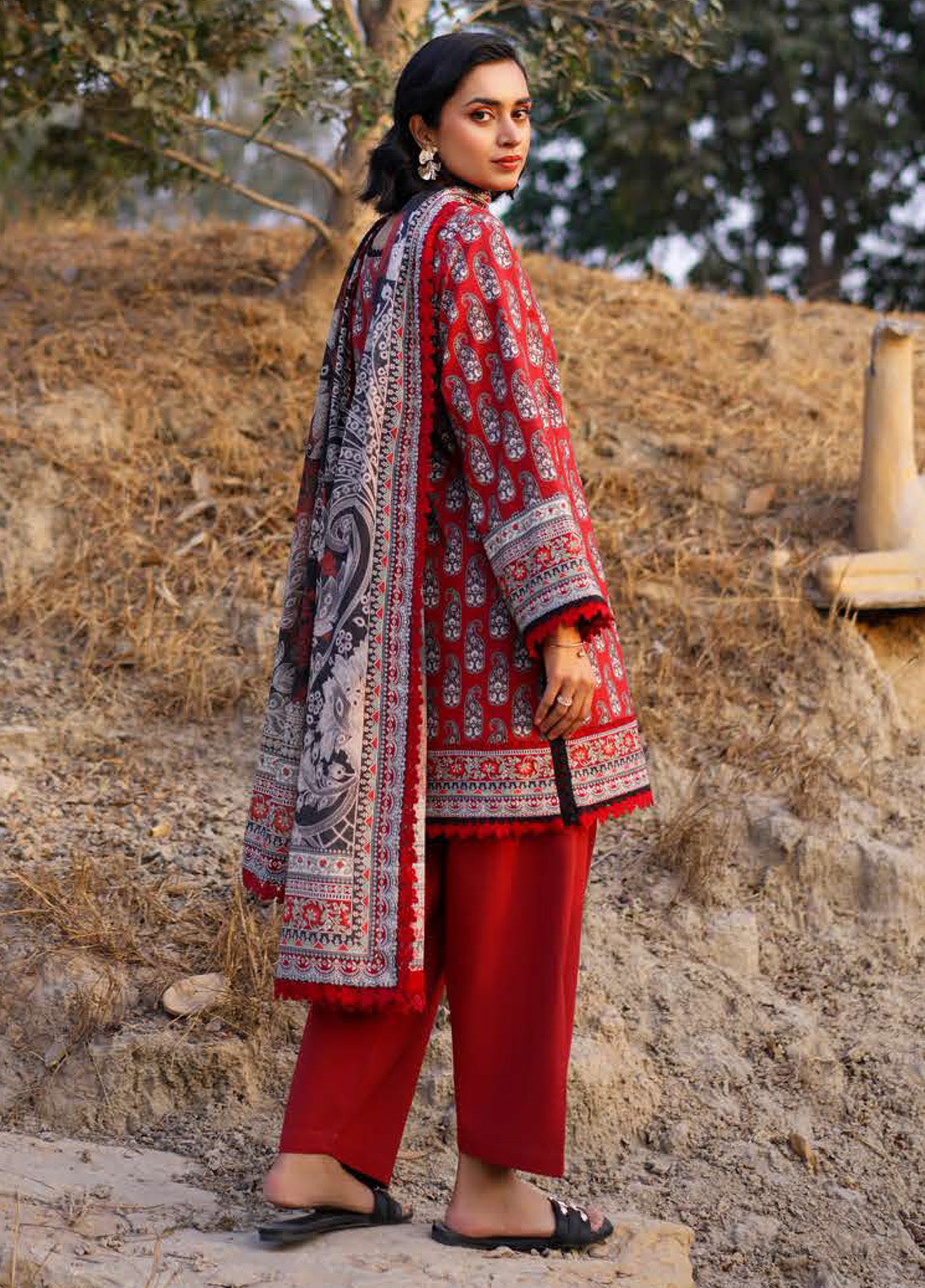 Prints By Asim Jofa Printed Lawn 3 Piece Unstitched Suit AJ25PV1 D-AJUUB-01 Prints By Asim Jofa Printed Lawn 3 Piece Unstitched Suit AJ25PV1 D-AJUUB-01