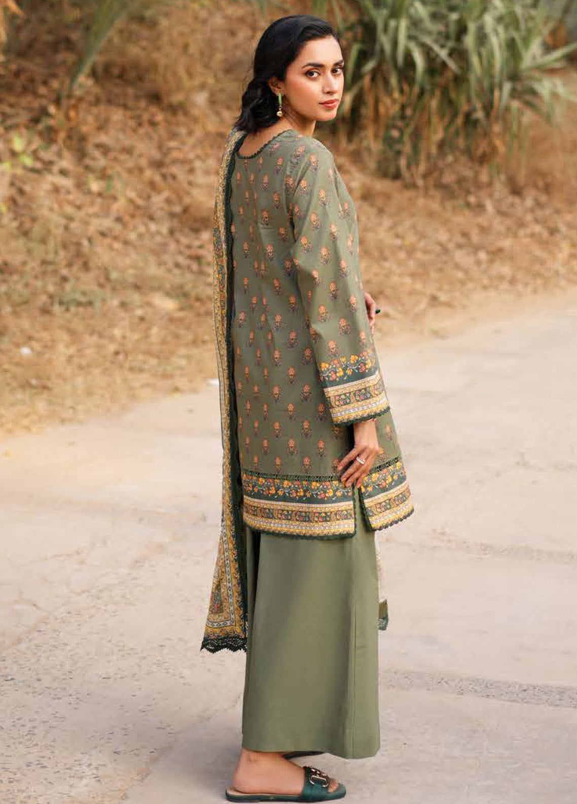 Prints By Asim Jofa Printed Lawn 3 Piece Unstitched Suit AJ25PV2 D-AJUUB-15 Prints By Asim Jofa Printed Lawn 3 Piece Unstitched Suit AJ25PV2 D-AJUUB-15