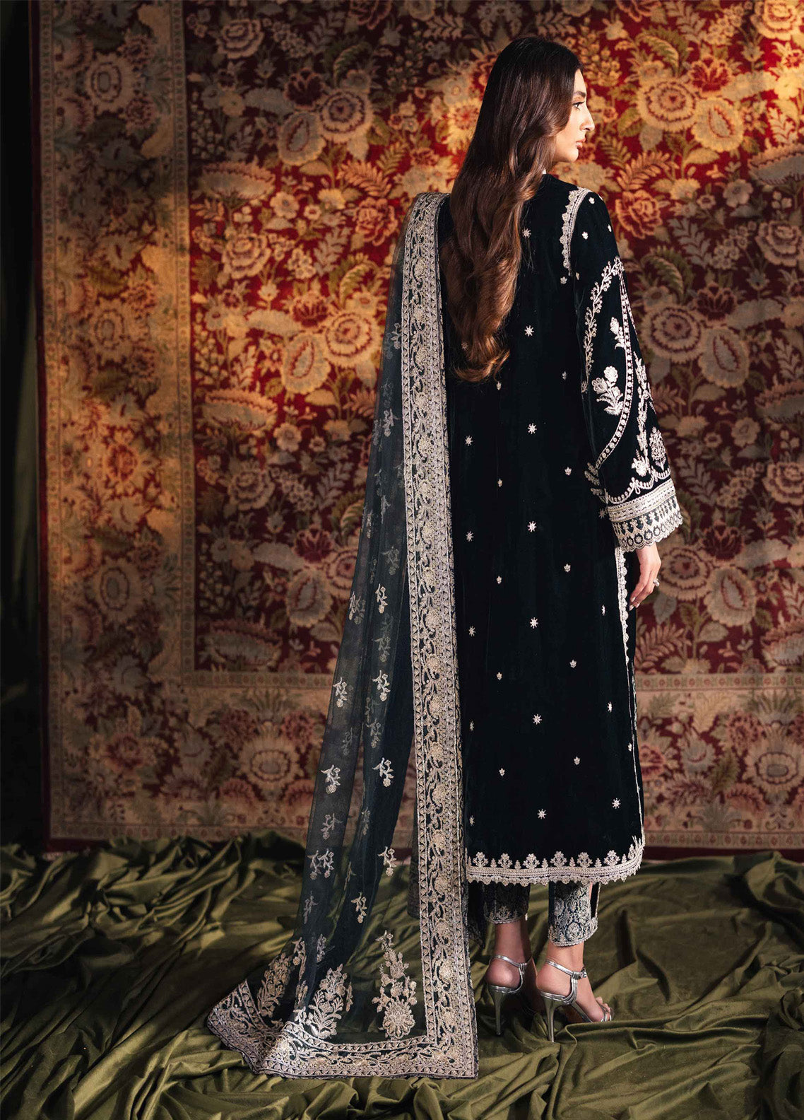 Qalamkar Luxury Embroidered Velvet 3 Piece Unstitched Suit QLM24LVE BK-03 SAMIRA Qalamkar Luxury Embroidered Velvet 3 Piece Unstitched Suit QLM24LVE BK-03 SAMIRA