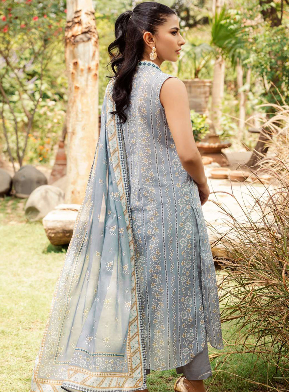Rang By Motifz Digital Printed Lawn 3 Piece Unstitched Suit MTF24RPL 4713 ZARNAB Rang By Motifz Digital Printed Lawn 3 Piece Unstitched Suit MTF24RPL 4713 ZARNAB