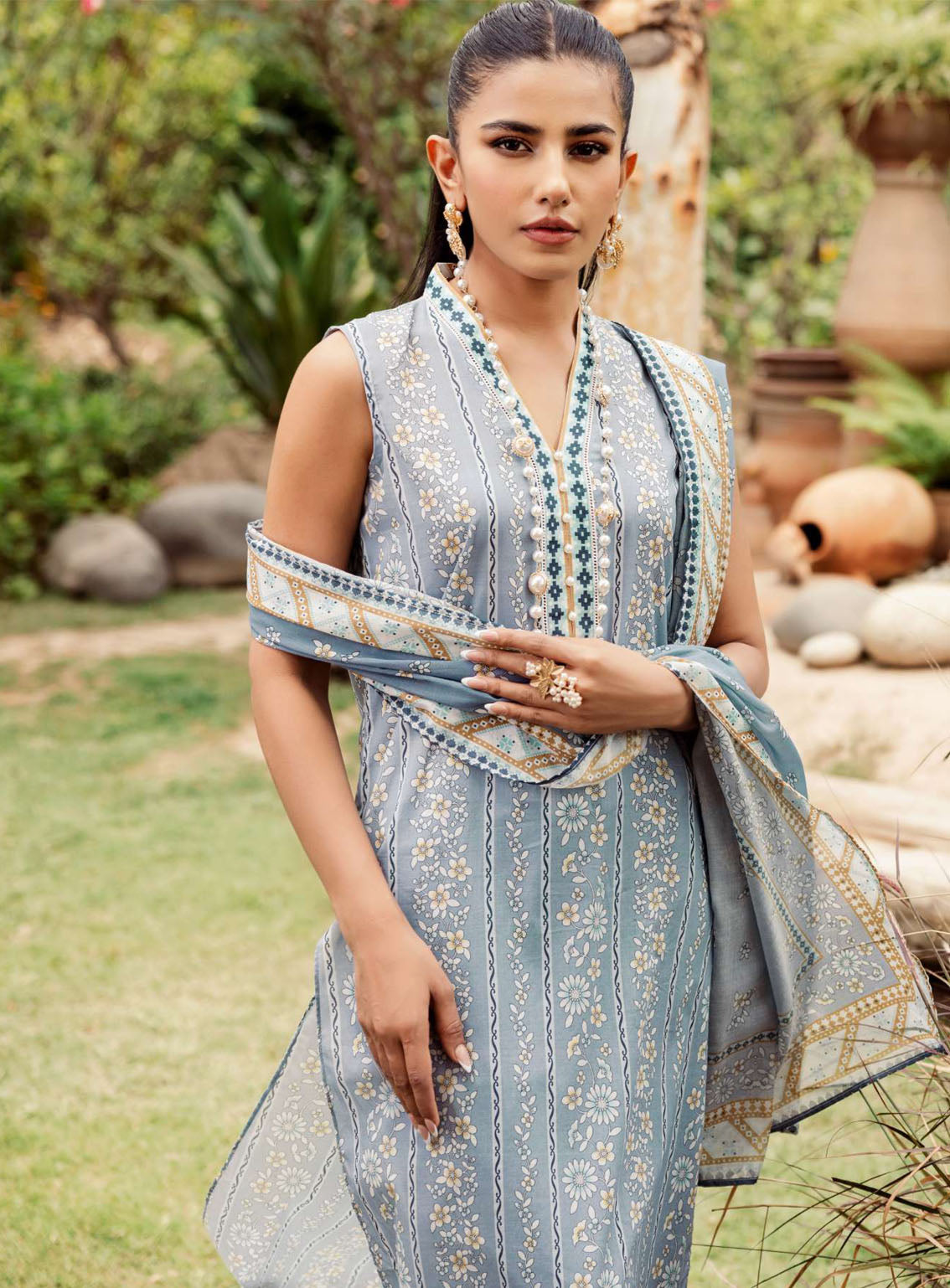 Rang By Motifz Digital Printed Lawn 3 Piece Unstitched Suit MTF24RPL 4713 ZARNAB Rang By Motifz Digital Printed Lawn 3 Piece Unstitched Suit MTF24RPL 4713 ZARNAB