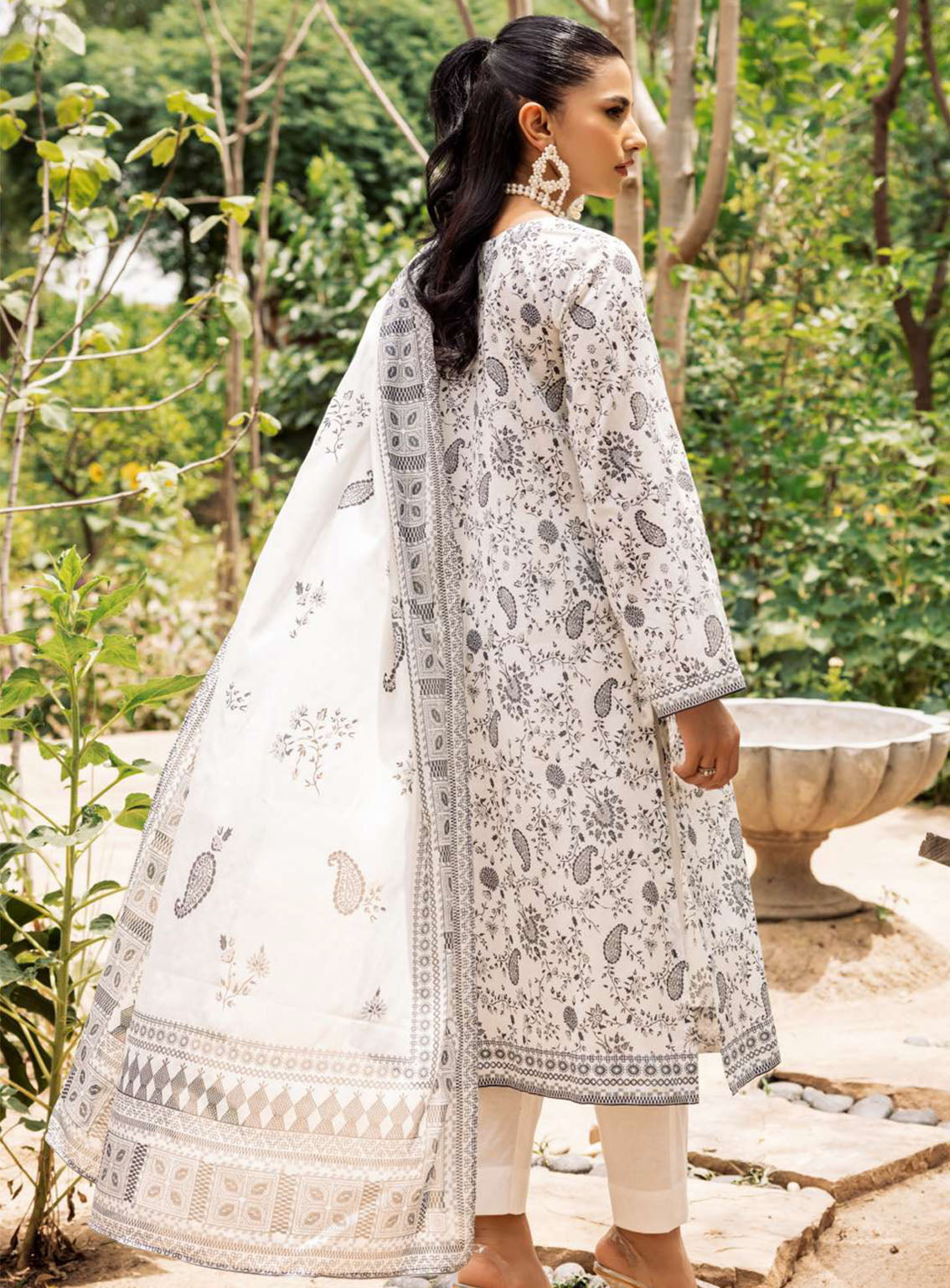 Rang By Motifz Digital Printed Lawn 3 Piece Unstitched Suit MTF24RPL 4718 ZARMEEN Rang By Motifz Digital Printed Lawn 3 Piece Unstitched Suit MTF24RPL 4718 ZARMEEN