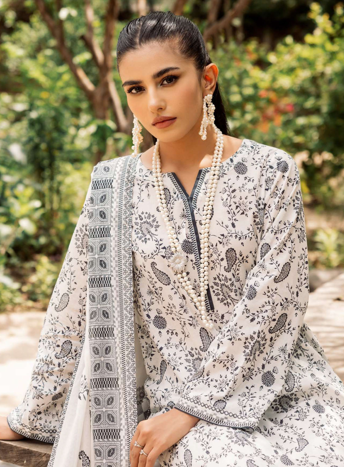 Rang By Motifz Digital Printed Lawn 3 Piece Unstitched Suit MTF24RPL 4718 ZARMEEN Rang By Motifz Digital Printed Lawn 3 Piece Unstitched Suit MTF24RPL 4718 ZARMEEN