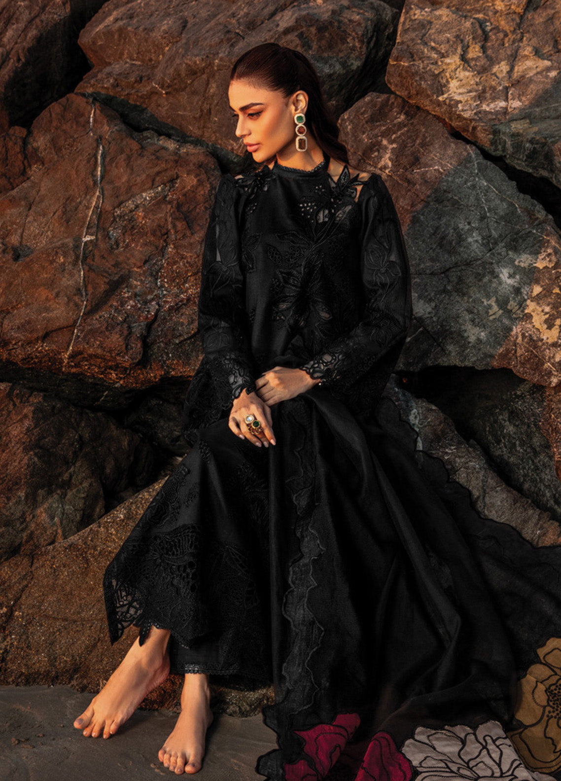 Rang Rasiya Premium Embroidered Lawn 3 Piece Unstitched Suit RR25PS D-RR-01 RAMEEN Rang Rasiya Premium Embroidered Lawn 3 Piece Unstitched Suit RR25PS D-RR-01 RAMEEN