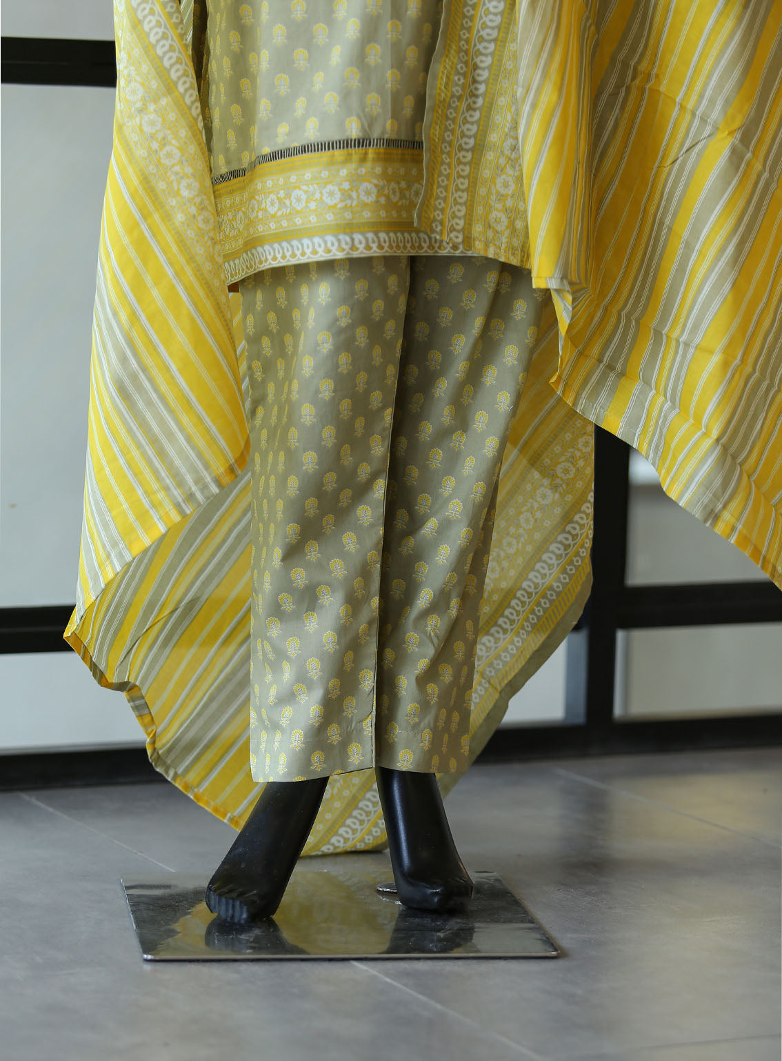 Royal Fashion Digital Printed Lawn 3 Piece Stitched Suit - RF24DPL BS-01 Royal Fashion Digital Printed Lawn 3 Piece Stitched Suit - RF24DPL BS-01