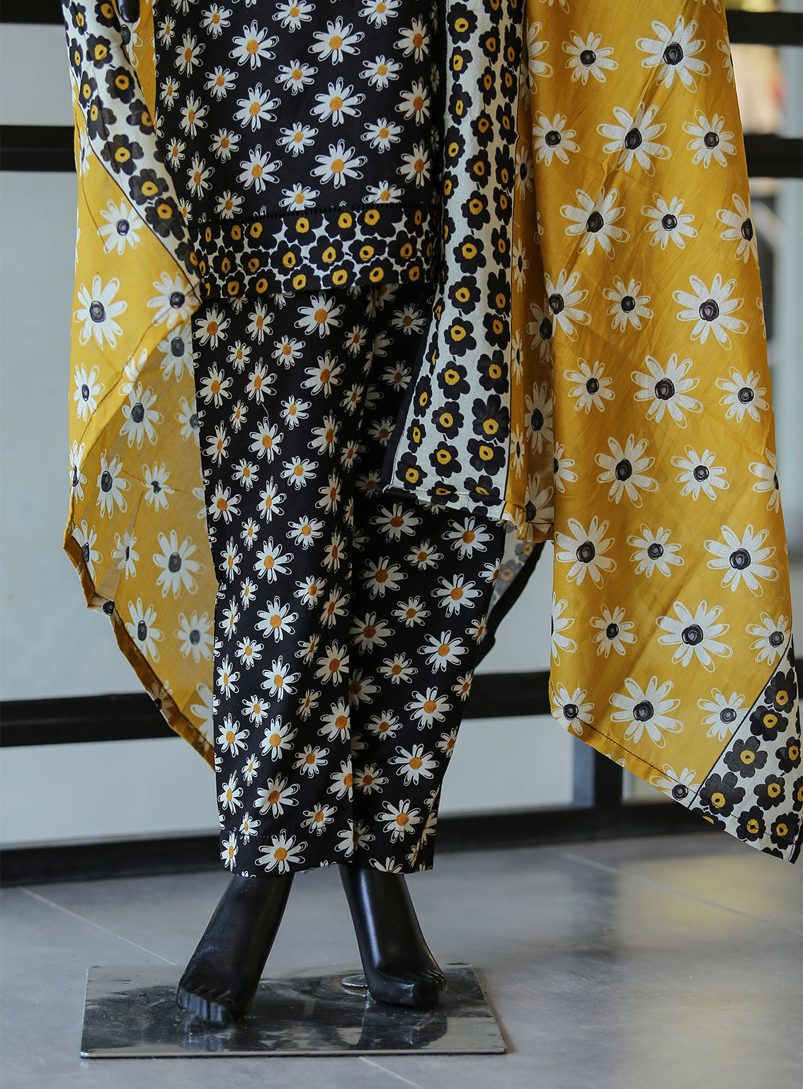 Royal Fashion Digital Printed Lawn 3 Piece Stitched Suit - RF24DPL BS-04 Royal Fashion Digital Printed Lawn 3 Piece Stitched Suit - RF24DPL BS-04