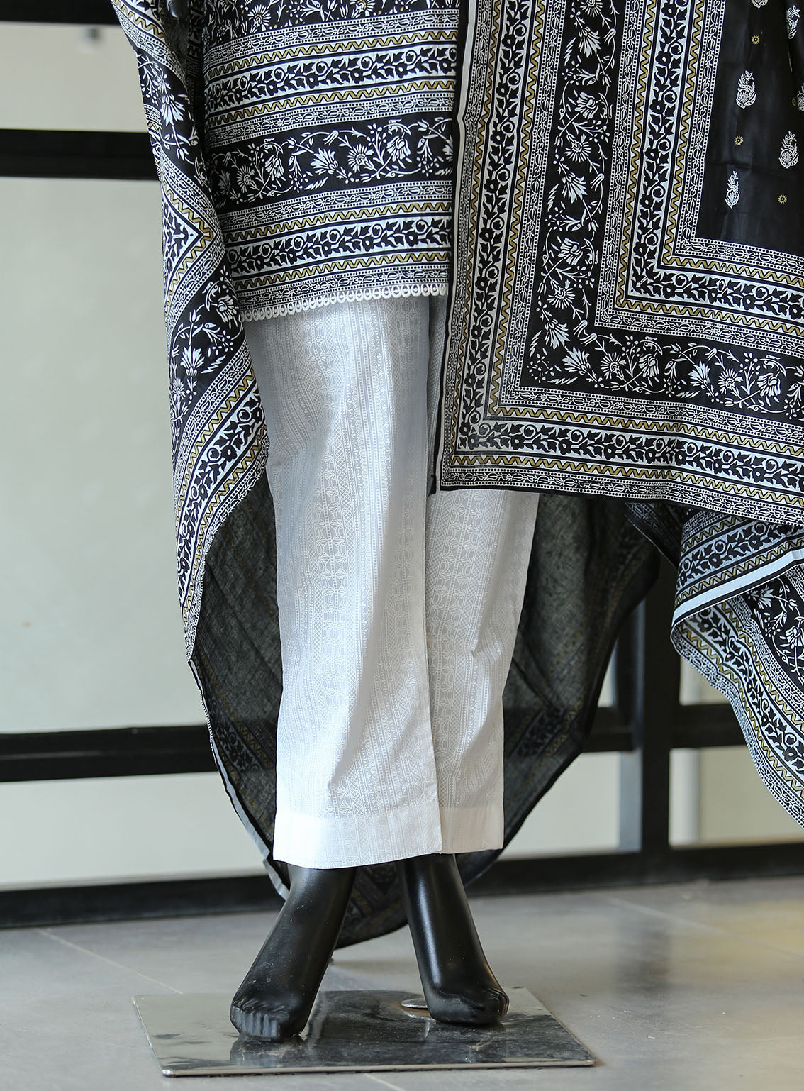 Royal Fashion Digital Printed Lawn 3 Piece Stitched Suit - RF24DPL BS-05 Royal Fashion Digital Printed Lawn 3 Piece Stitched Suit - RF24DPL BS-05