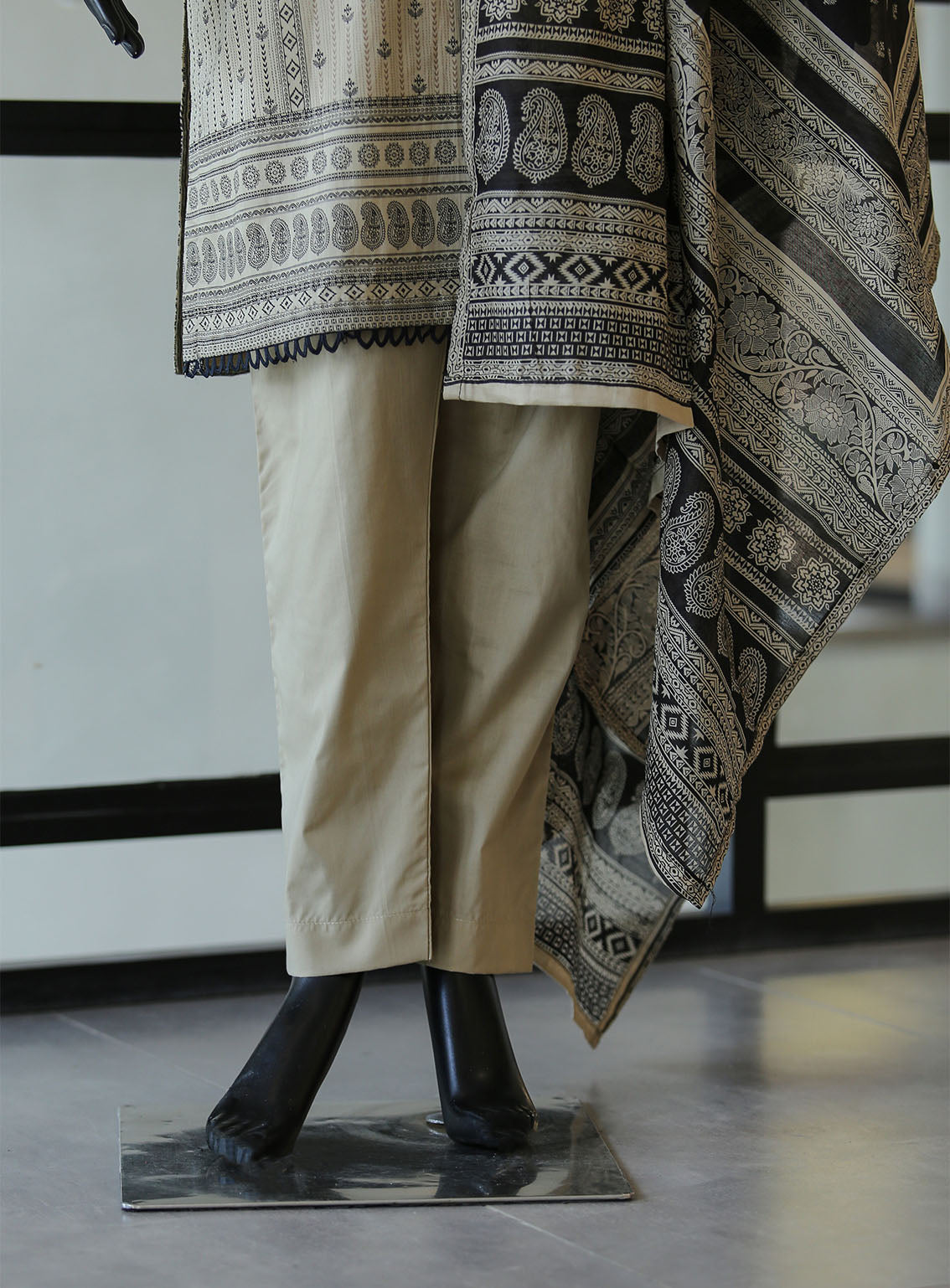 Royal Fashion Digital Printed Lawn 3 Piece Stitched Suit - RF24DPL BS-07 Royal Fashion Digital Printed Lawn 3 Piece Stitched Suit - RF24DPL BS-07