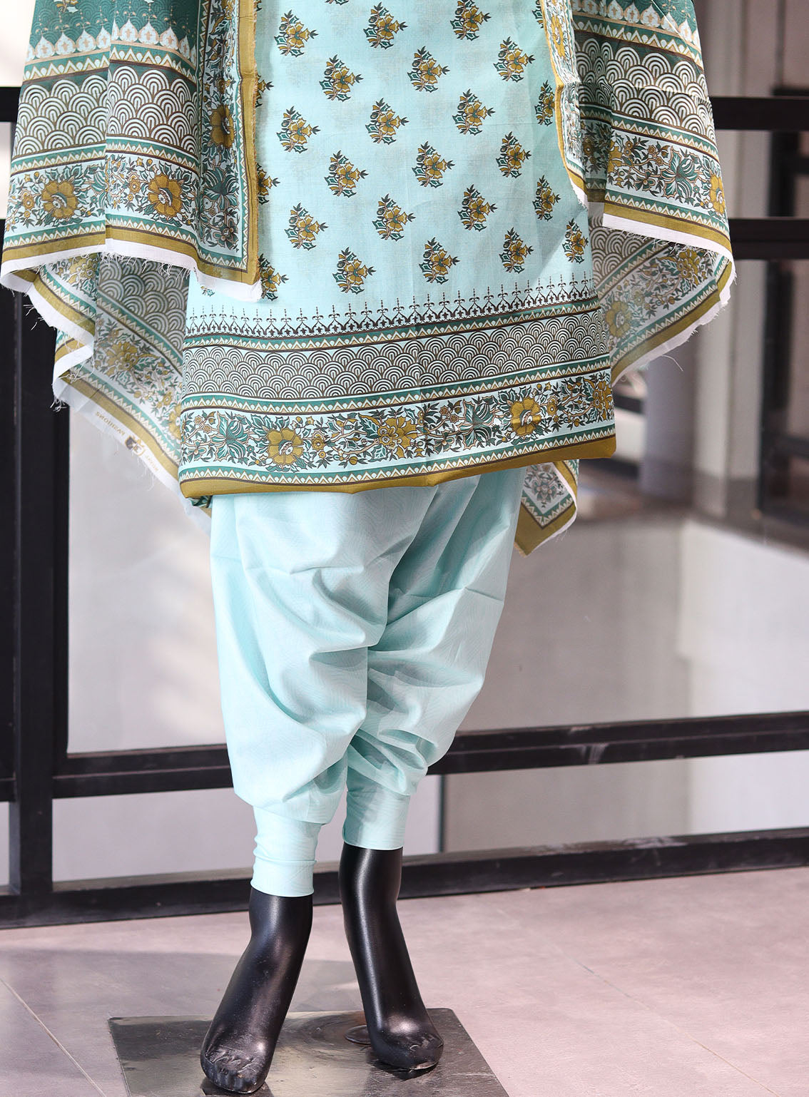 Royal Fashion Digital Printed Lawn 3 Piece Unstitched Suit RF24PL D-21 Royal Fashion Digital Printed Lawn 3 Piece Unstitched Suit RF24PL D-21