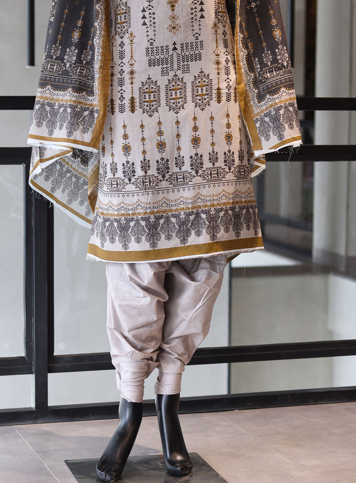 Royal Fashion Digital Printed Lawn 3 Piece Unstitched Suit RF24PL D-22 Royal Fashion Digital Printed Lawn 3 Piece Unstitched Suit RF24PL D-22