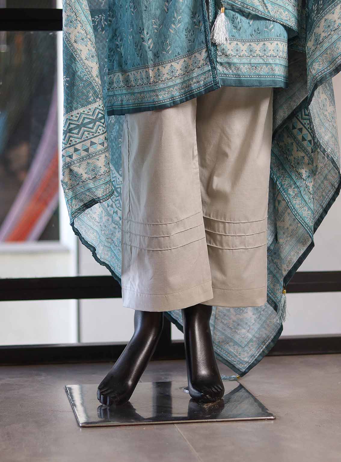 Royal Fashion Printed Lawn Suits Stitched 3 Piece RF25AJ PL-AQ-09 Royal Fashion Printed Lawn Suits Stitched 3 Piece RF25AJ PL-AQ-09