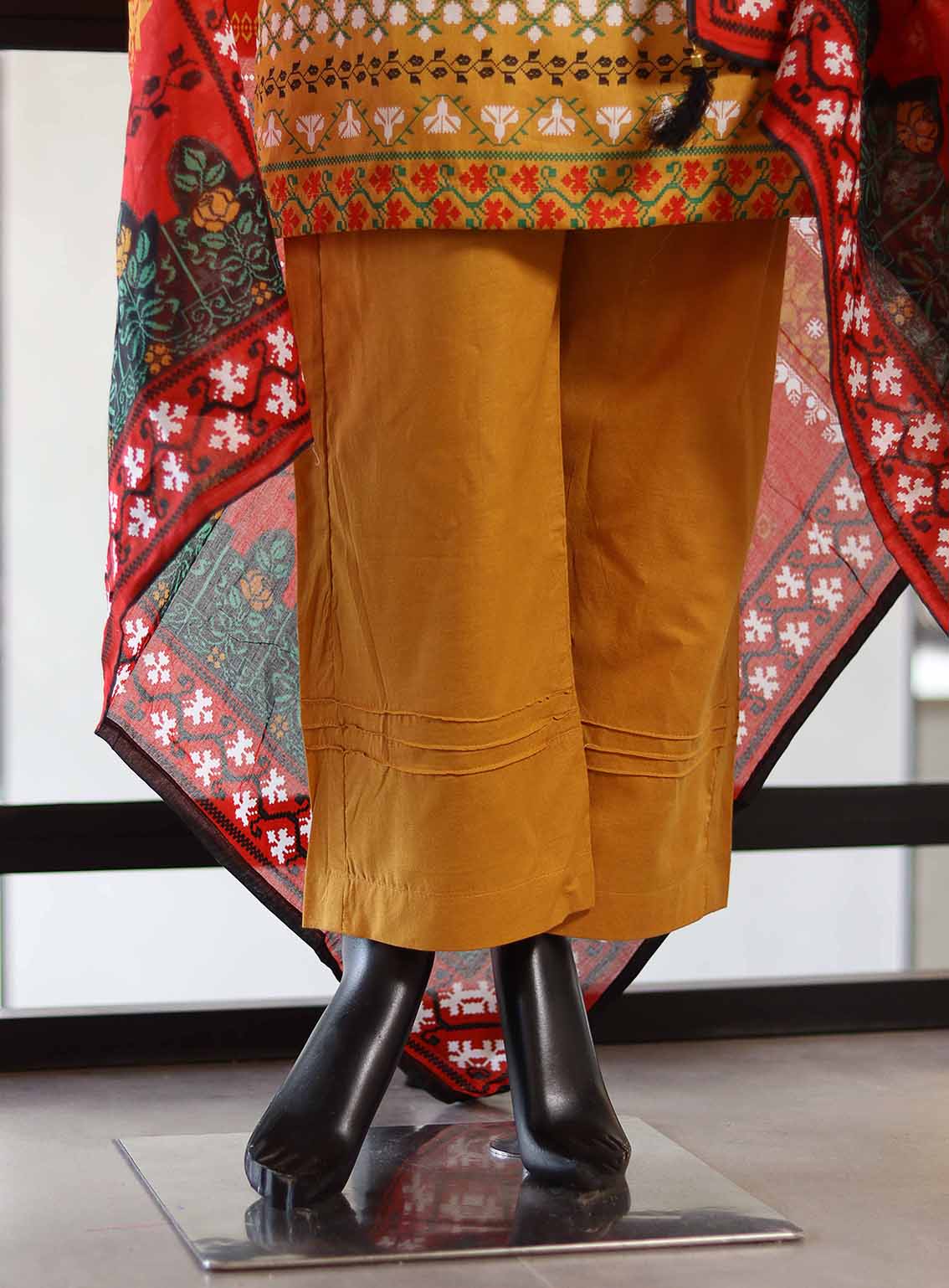 Royal Fashion Printed Lawn Suits Stitched 3 Piece RF25AJ PL-MT-05 Royal Fashion Printed Lawn Suits Stitched 3 Piece RF25AJ PL-MT-05