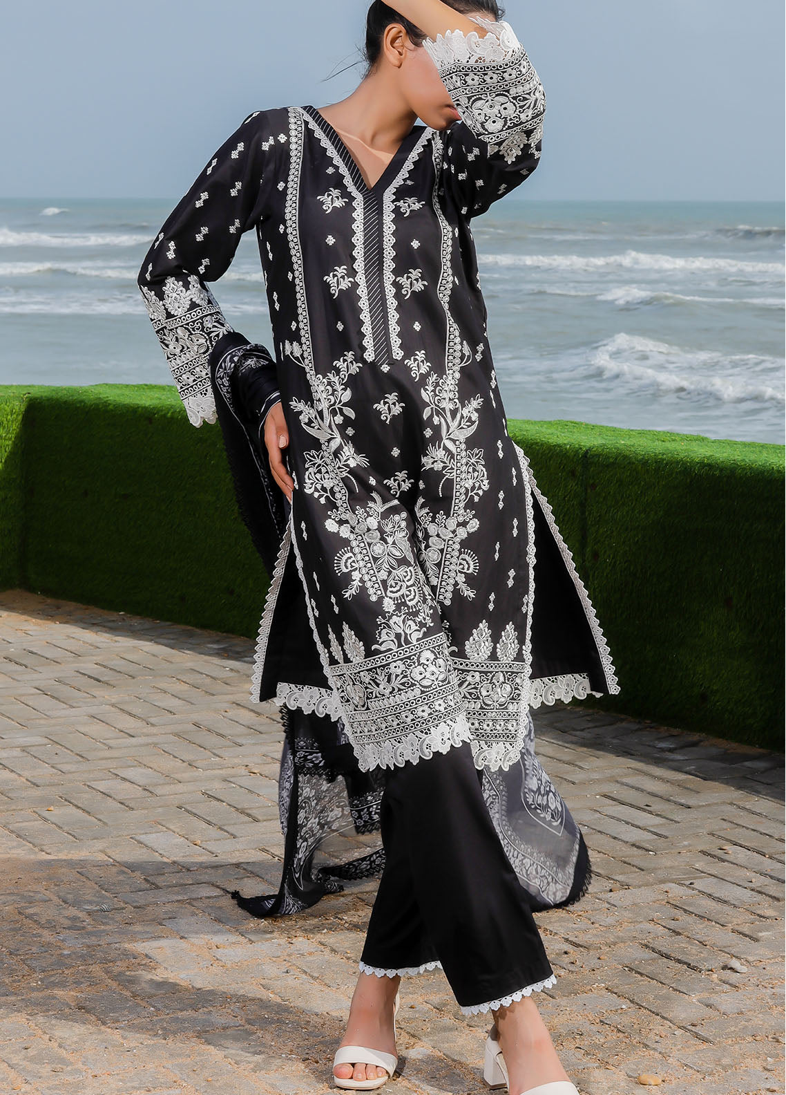 Saba Sumaiya Embroidered Lawn 3 Piece Unstitched Suit SSY25E D-NOOR-E-SIYAH Saba Sumaiya Embroidered Lawn 3 Piece Unstitched Suit SSY25E D-NOOR-E-SIYAH