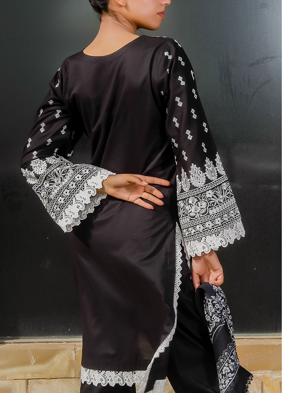 Saba Sumaiya Embroidered Lawn 3 Piece Unstitched Suit SSY25E D-NOOR-E-SIYAH Saba Sumaiya Embroidered Lawn 3 Piece Unstitched Suit SSY25E D-NOOR-E-SIYAH