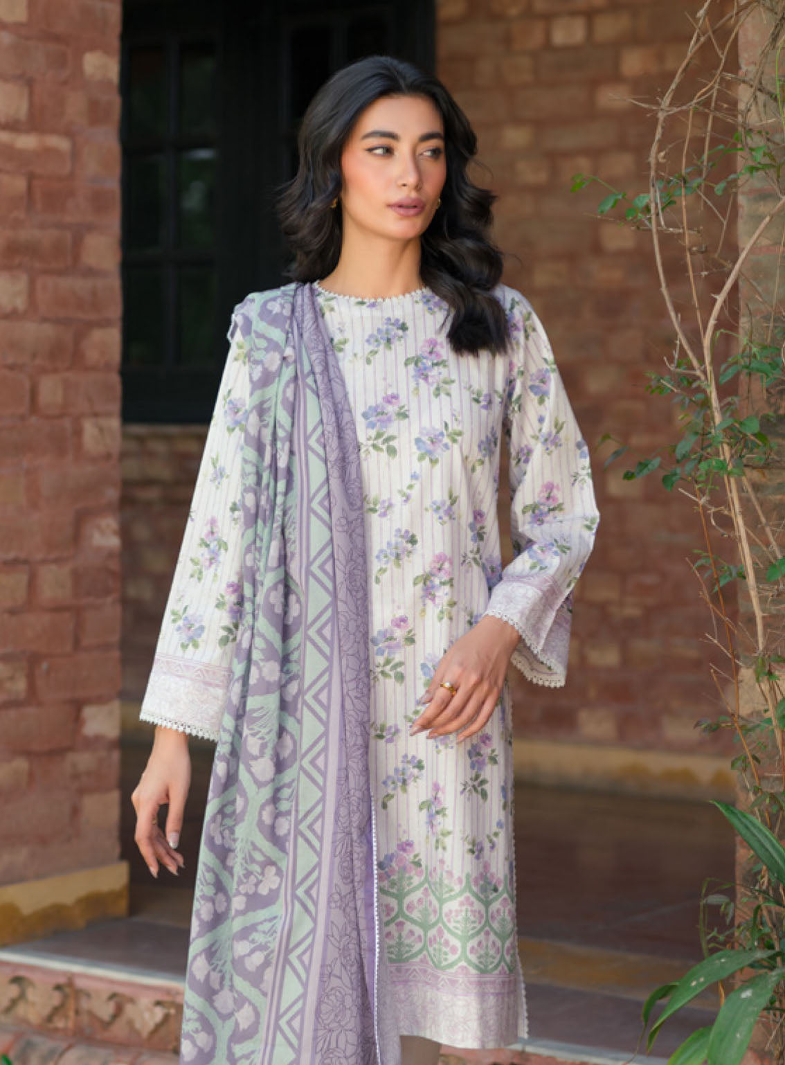 Sahar Spring Digital Printed Lawn 3 Piece Unstitched Suit SHR24S S24-PL-V2-05 Sahar Spring Digital Printed Lawn 3 Piece Unstitched Suit SHR24S S24-PL-V2-05