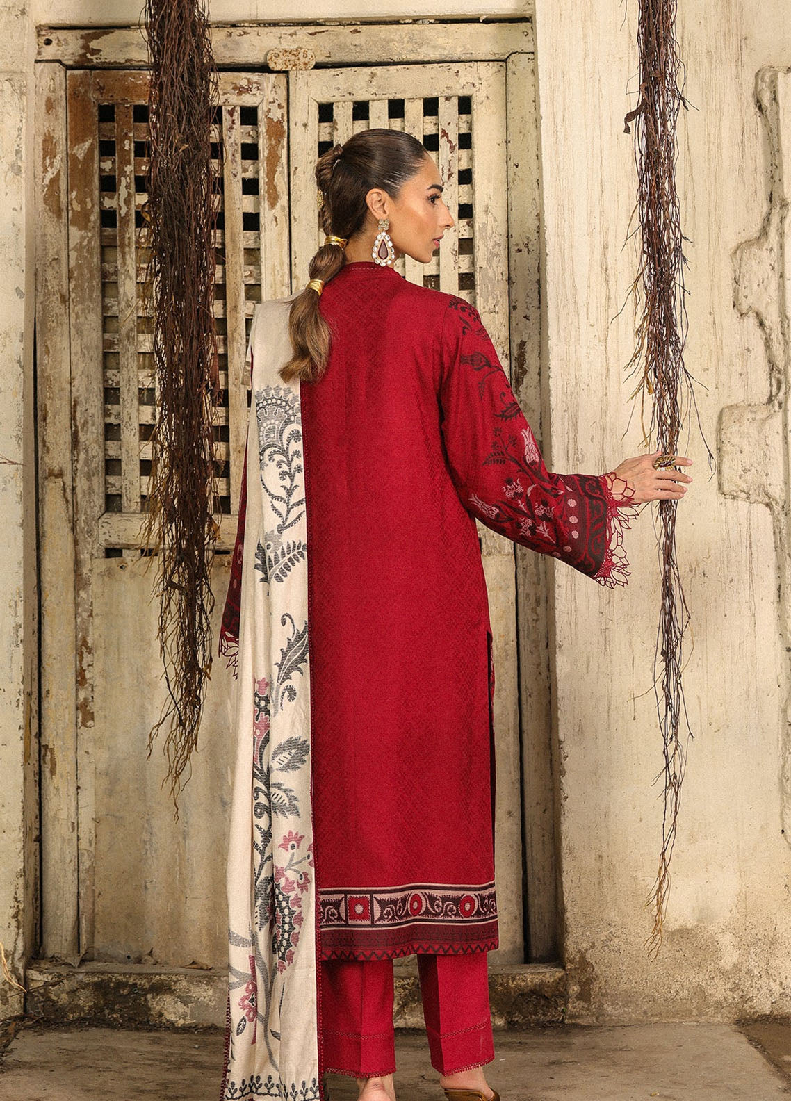 Sahar Winter Dyed Jacquard Viscose 3 Piece Unstitched Suit S25W3PC D-08 ETERNAL ROSE Sahar Winter Dyed Jacquard Viscose 3 Piece Unstitched Suit S25W3PC D-08 ETERNAL ROSE