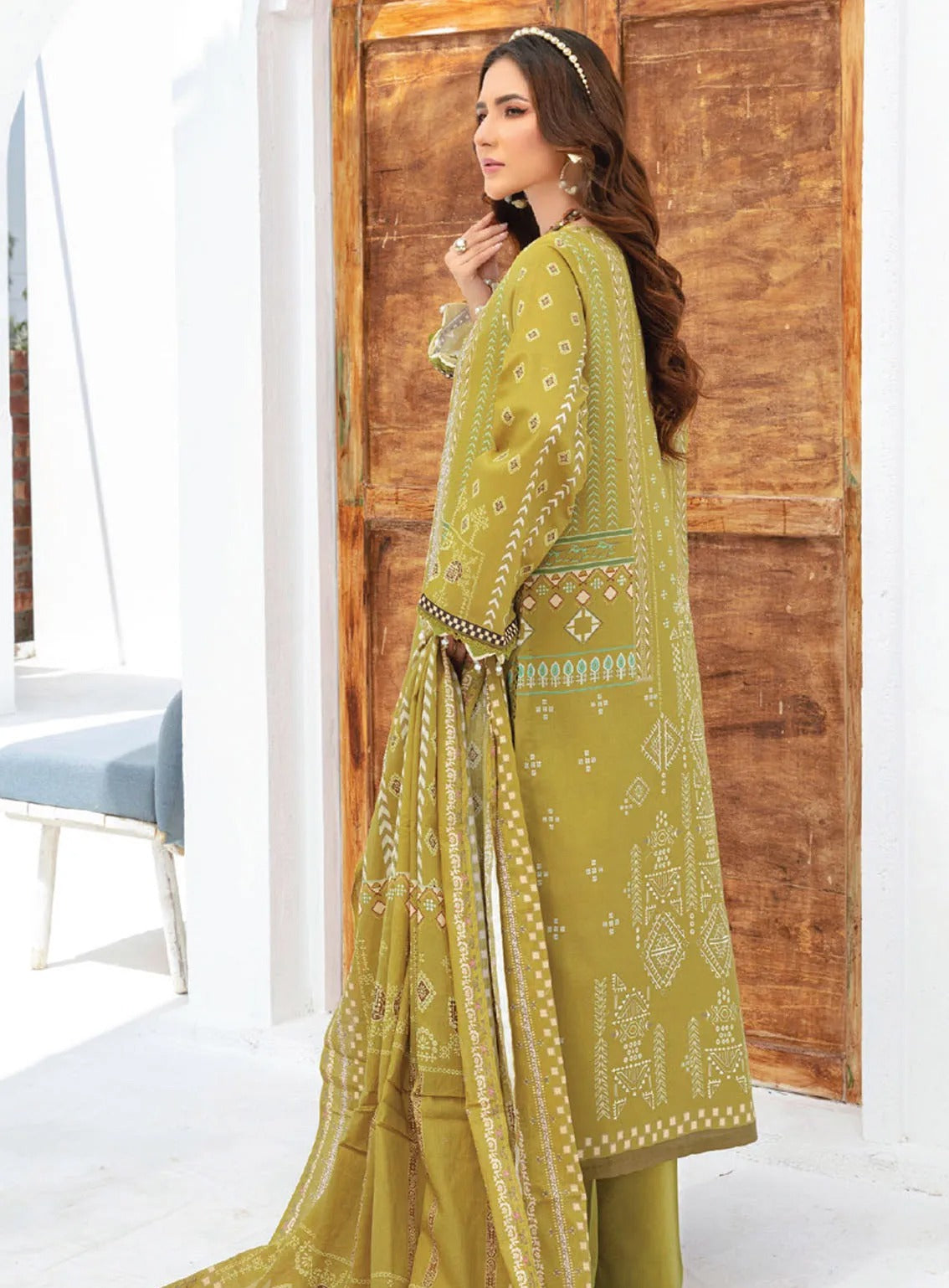 Saira Bano By Humdum Embroidered Lawn 3 Piece Unstitched Suit HD24S D-04 Saira Bano By Humdum Embroidered Lawn 3 Piece Unstitched Suit HD24S D-04