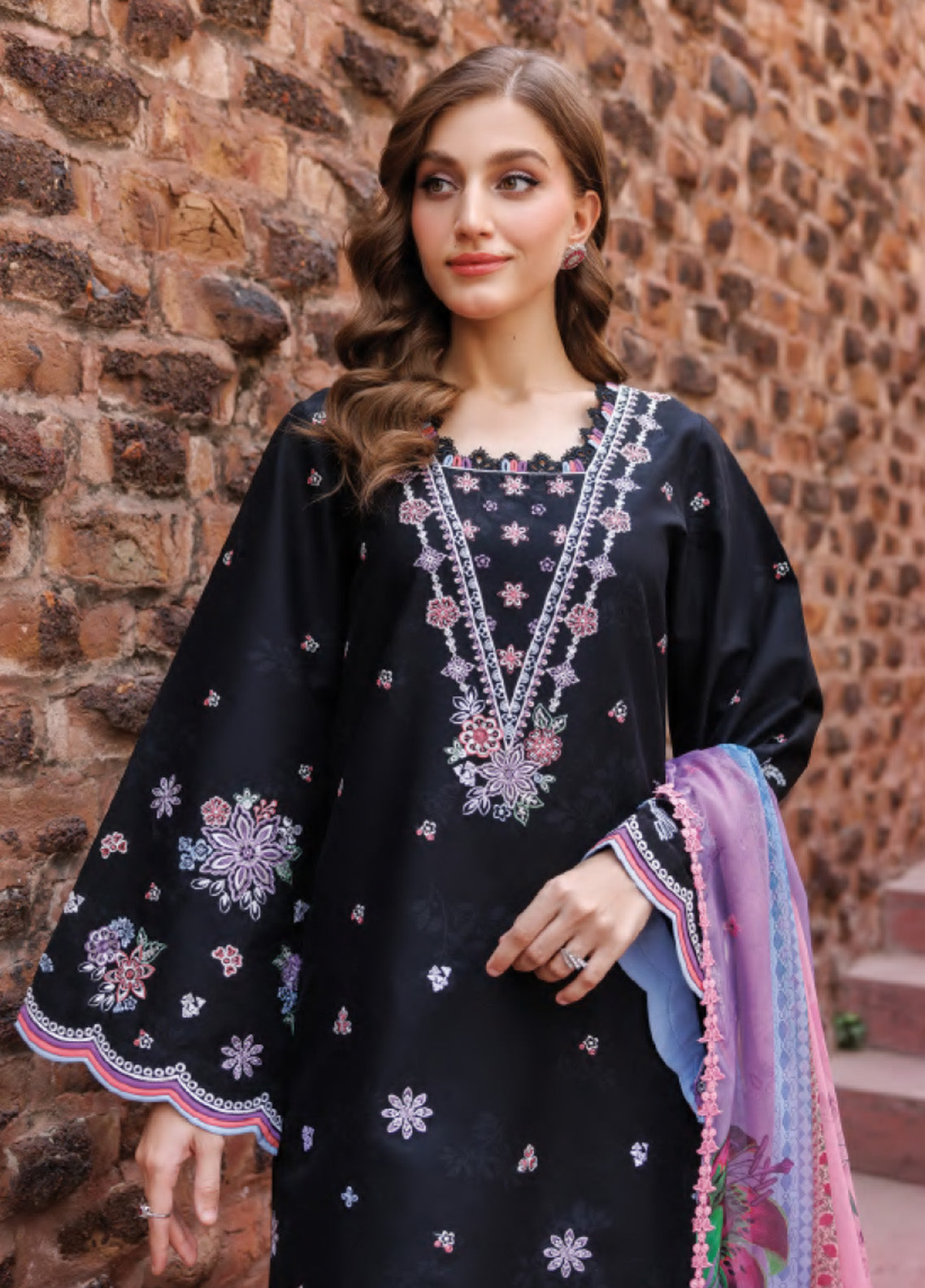 Seraya By Farasha Embroidered Lawn 3 Piece Unstitched Suit FSH25SL D-01 SABLE Seraya By Farasha Embroidered Lawn 3 Piece Unstitched Suit FSH25SL D-01 SABLE