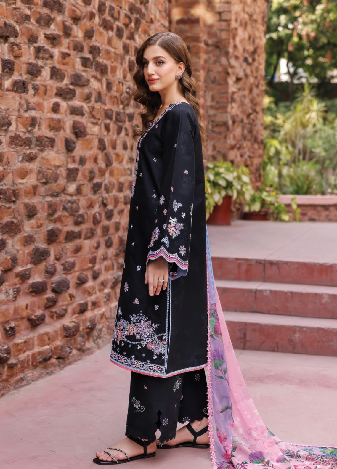 Seraya By Farasha Embroidered Lawn 3 Piece Unstitched Suit FSH25SL D-01 SABLE Seraya By Farasha Embroidered Lawn 3 Piece Unstitched Suit FSH25SL D-01 SABLE