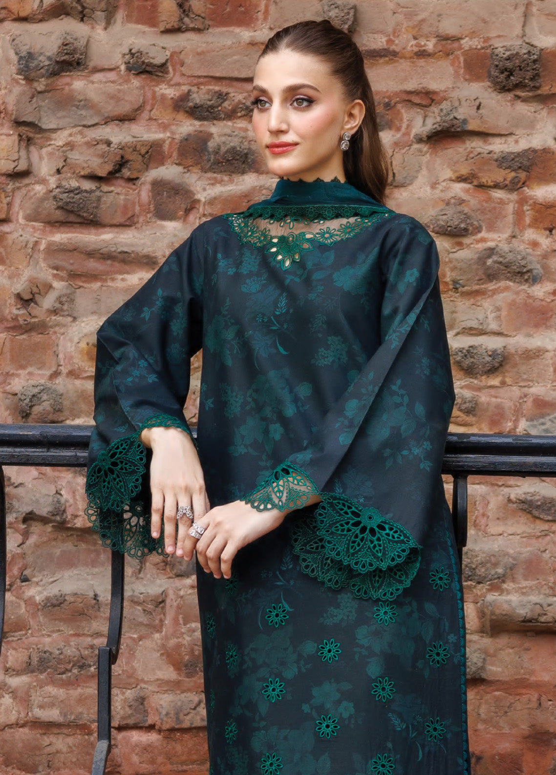 Seraya By Farasha Embroidered Lawn 3 Piece Unstitched Suit FSH25SL D-04 PERIVEIL Seraya By Farasha Embroidered Lawn 3 Piece Unstitched Suit FSH25SL D-04 PERIVEIL