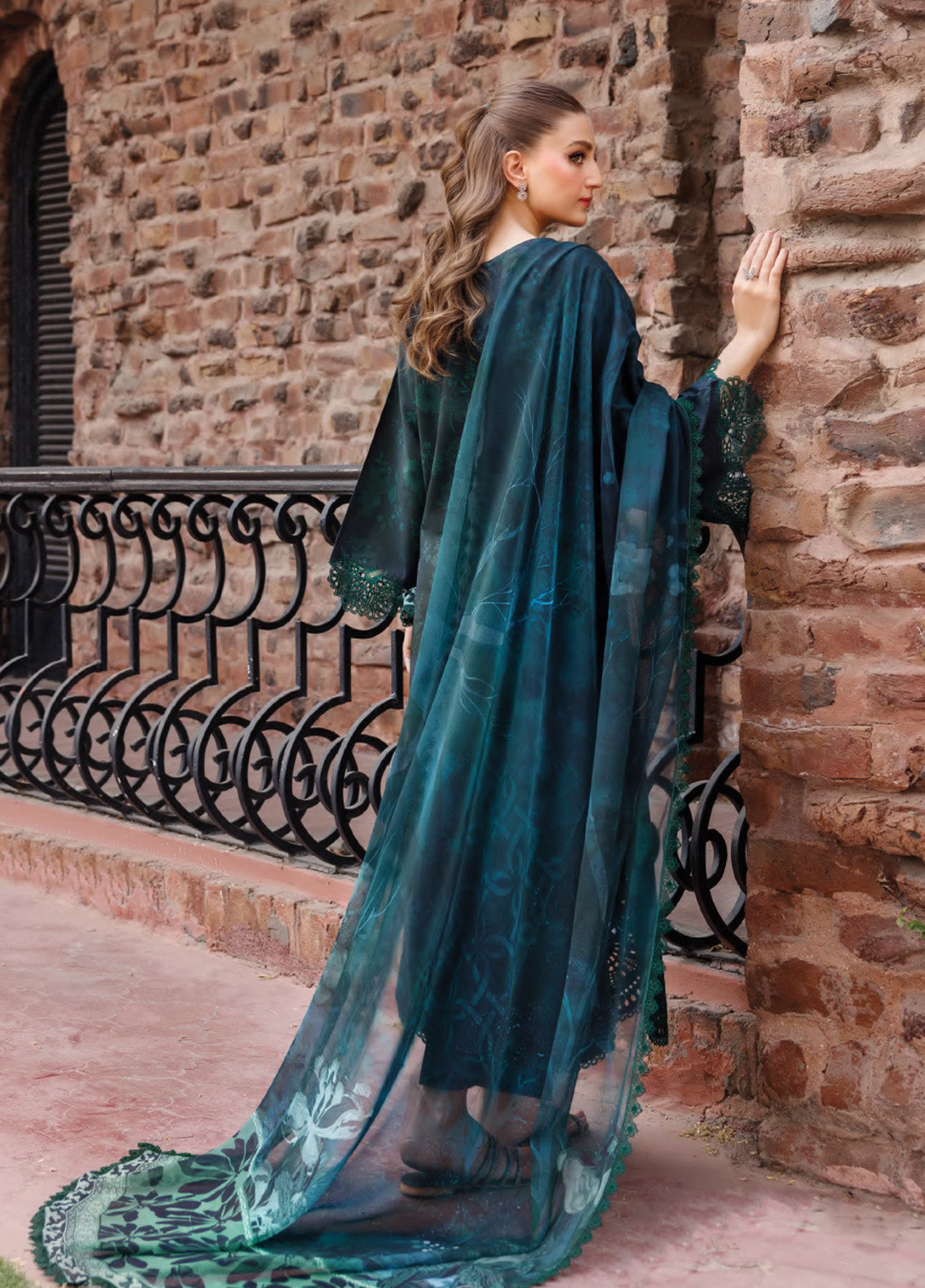 Seraya By Farasha Embroidered Lawn 3 Piece Unstitched Suit FSH25SL D-04 PERIVEIL Seraya By Farasha Embroidered Lawn 3 Piece Unstitched Suit FSH25SL D-04 PERIVEIL