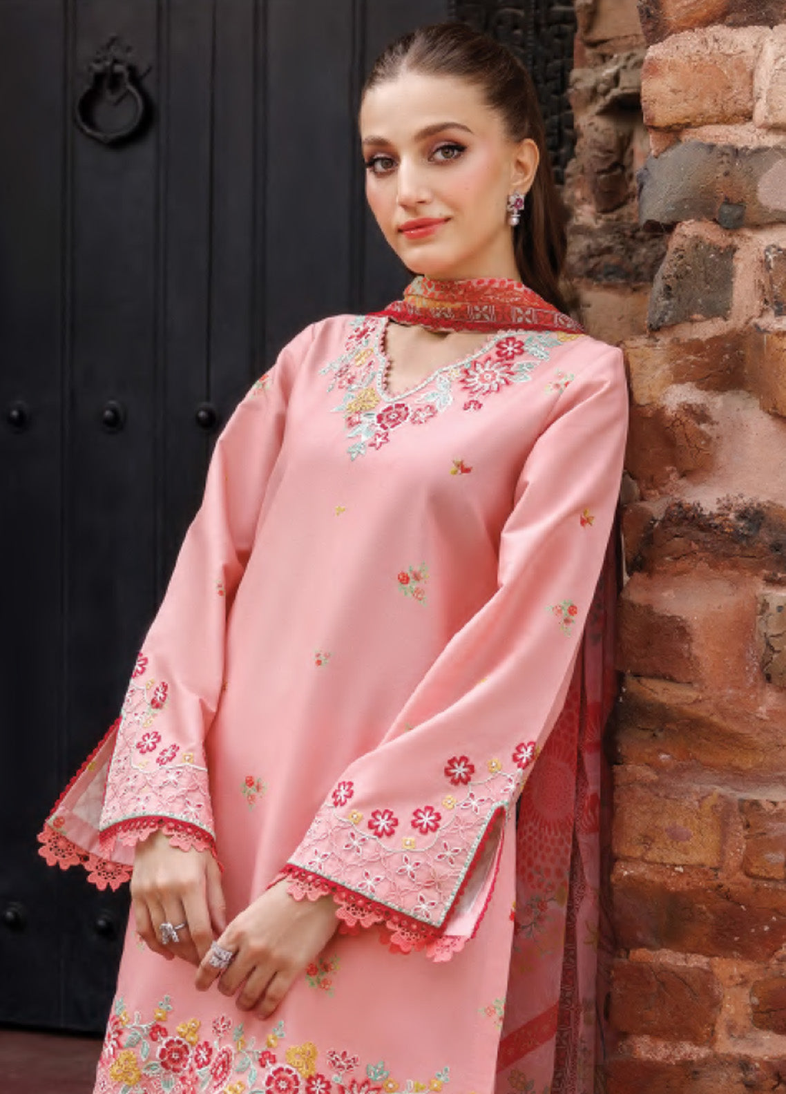 Seraya By Farasha Embroidered Lawn 3 Piece Unstitched Suit FSH25SL D-05 DAISYBEL Seraya By Farasha Embroidered Lawn 3 Piece Unstitched Suit FSH25SL D-05 DAISYBEL