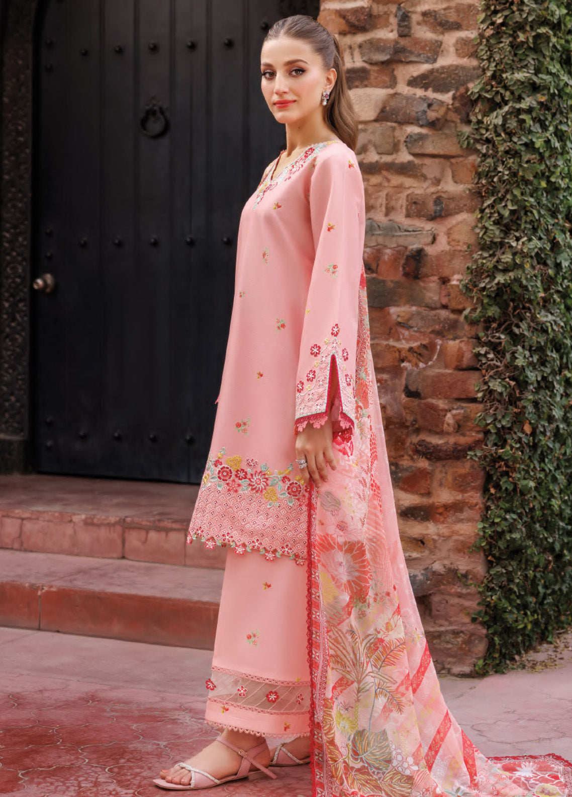 Seraya By Farasha Embroidered Lawn 3 Piece Unstitched Suit FSH25SL D-05 DAISYBEL Seraya By Farasha Embroidered Lawn 3 Piece Unstitched Suit FSH25SL D-05 DAISYBEL