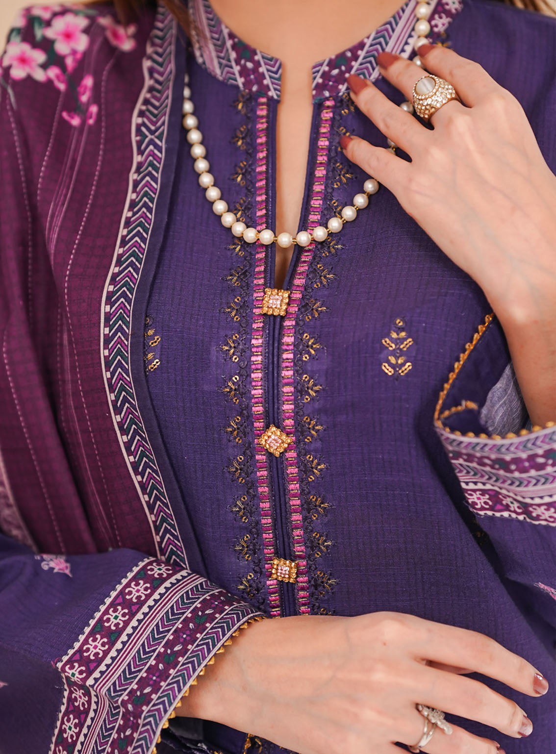 Shahkar By VS Textile Embroidered Khaddar 3 Piece Unstitched Suit VS25SEKV3 D-014 Shahkar By VS Textile Embroidered Khaddar 3 Piece Unstitched Suit VS25SEKV3 D-014