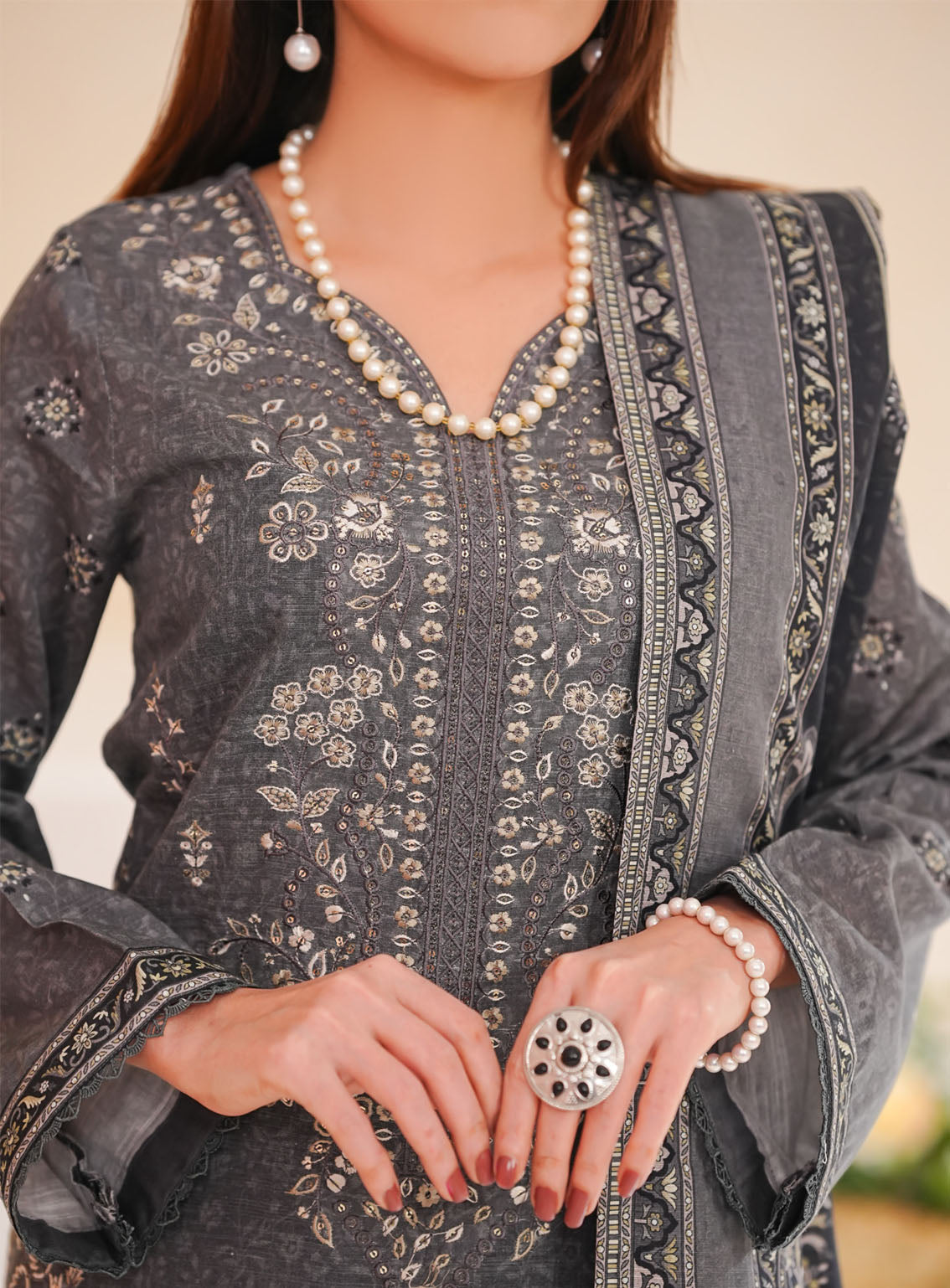 Shahkar By VS Textile Embroidered Khaddar 3 Piece Unstitched Suit VS25SEKV3 D-015 Shahkar By VS Textile Embroidered Khaddar 3 Piece Unstitched Suit VS25SEKV3 D-015