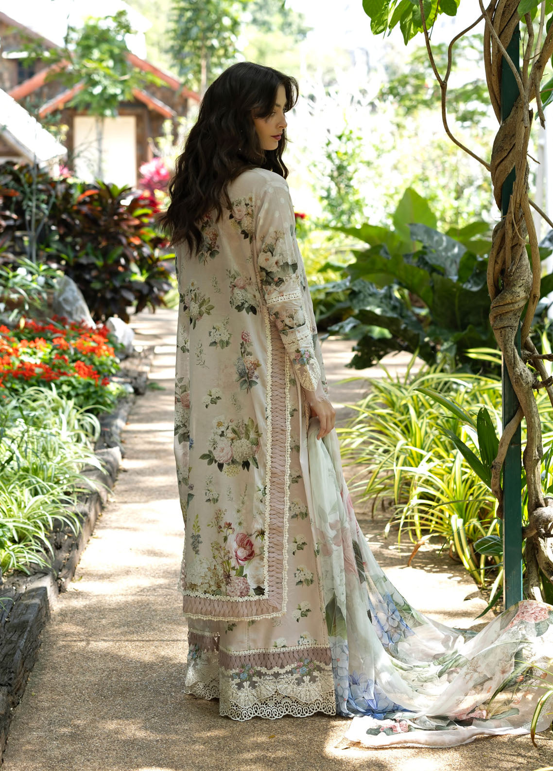 Signature By Elaf Embroidered Lawn 3 Piece Unstitched Suit EF26SEP D-ESA-4A TUSCAN FAIRY Signature By Elaf Embroidered Lawn 3 Piece Unstitched Suit EF26SEP D-ESA-4A TUSCAN FAIRY
