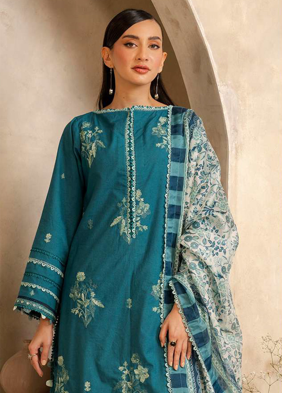 Signature By Zellbury Embroidered Lawn 3 Piece Unstitched Suit WUS25E30290 Signature By Zellbury Embroidered Lawn 3 Piece Unstitched Suit WUS25E30290