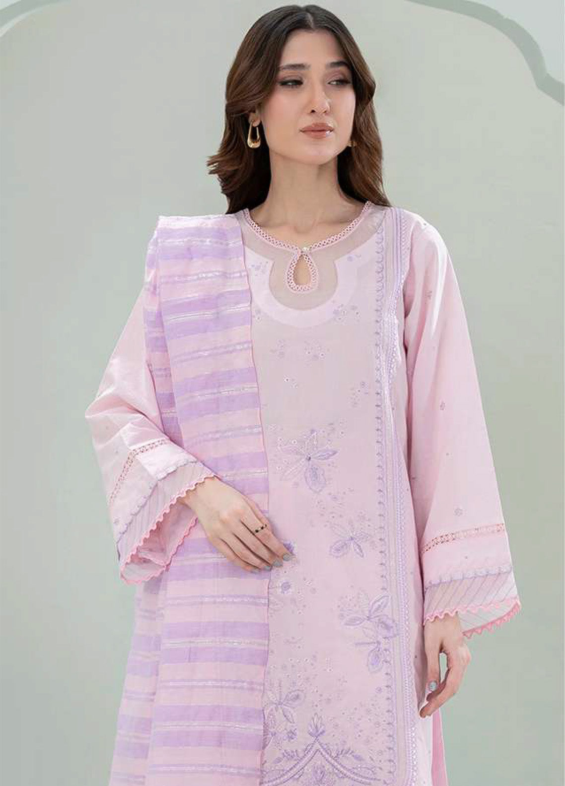 Signature By Zellbury Embroidered Lawn 3 Piece Unstitched Suit WUS25E30350 Signature By Zellbury Embroidered Lawn 3 Piece Unstitched Suit WUS25E30350