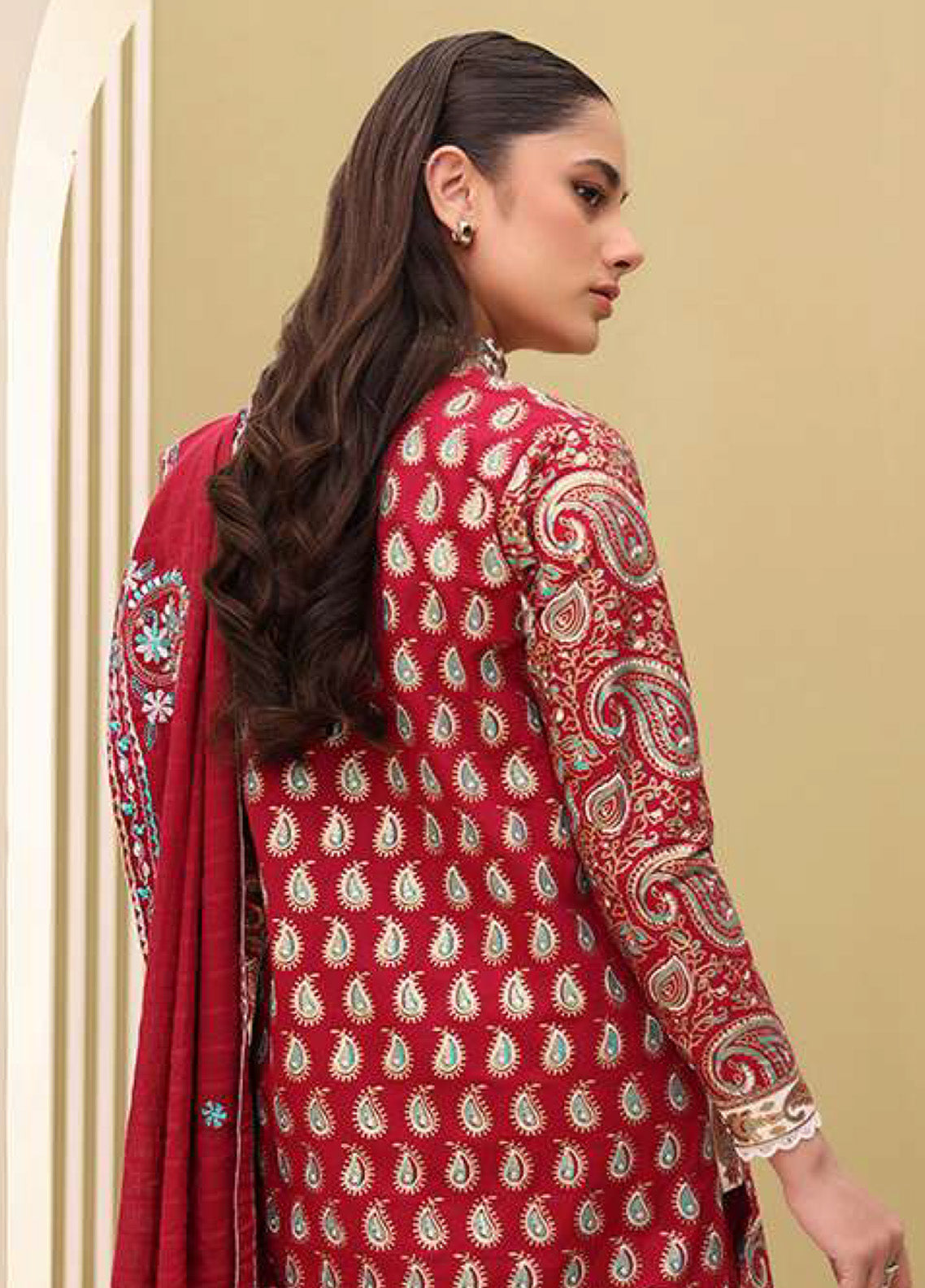 Signature By Zellbury Embroidered Lawn 3 Piece Unstitched Suit WUS25E30817 Signature By Zellbury Embroidered Lawn 3 Piece Unstitched Suit WUS25E30817