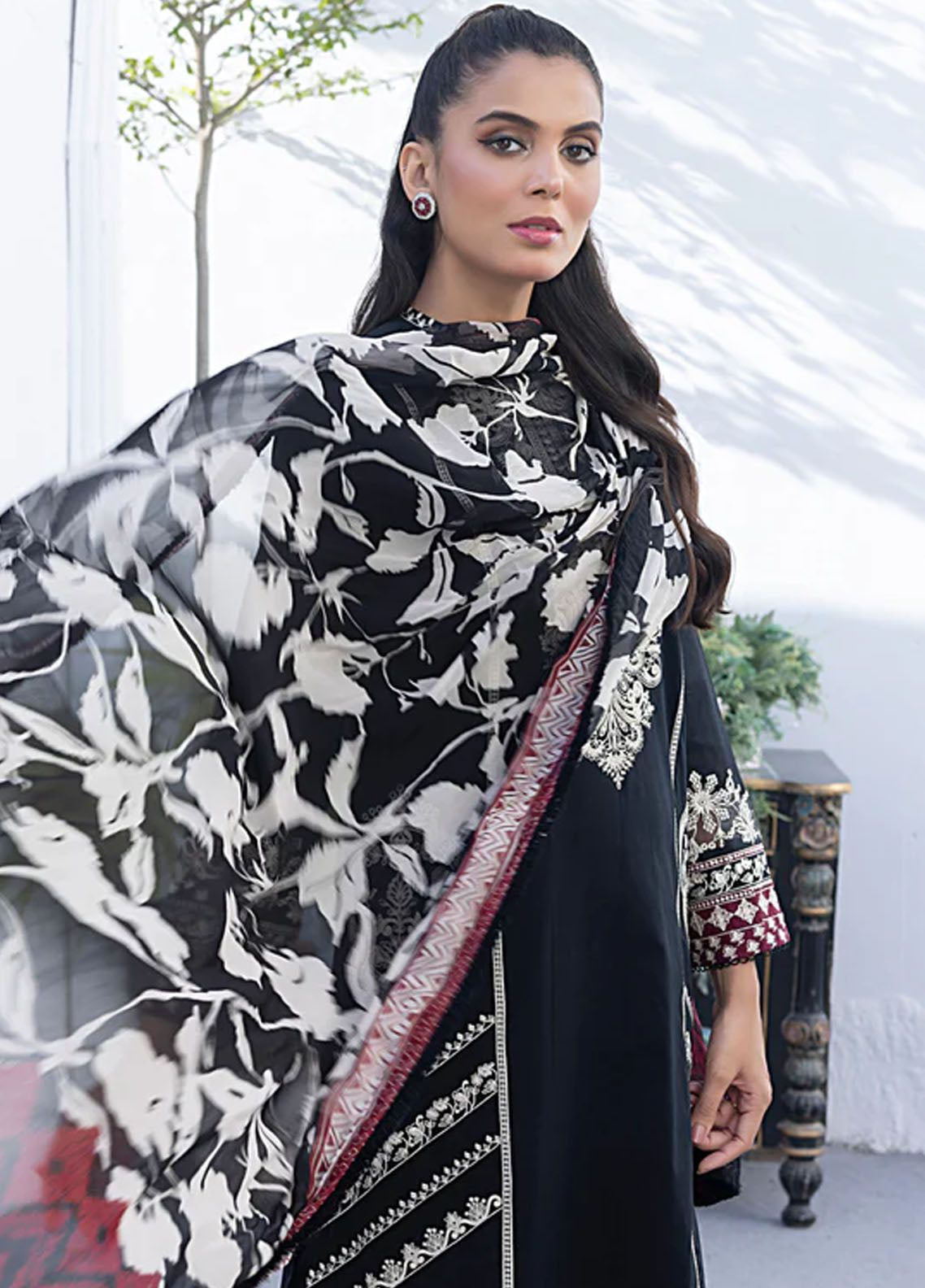 Spring By LSM Lakahny Embroidered Lawn 3 Piece Unstitched Suit LSM24SEL-LG-UB-0021 Spring By LSM Lakahny Embroidered Lawn 3 Piece Unstitched Suit LSM24SEL-LG-UB-0021