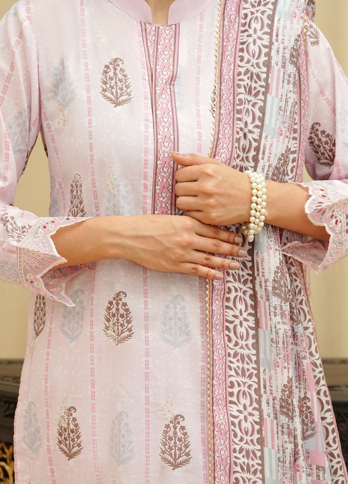 Sufina's By VS Textile Embroidered Lawn 3 Piece Unstitched Suit VS25SELV2 D-4401 Sufina's By VS Textile Embroidered Lawn 3 Piece Unstitched Suit VS25SELV2 D-4401