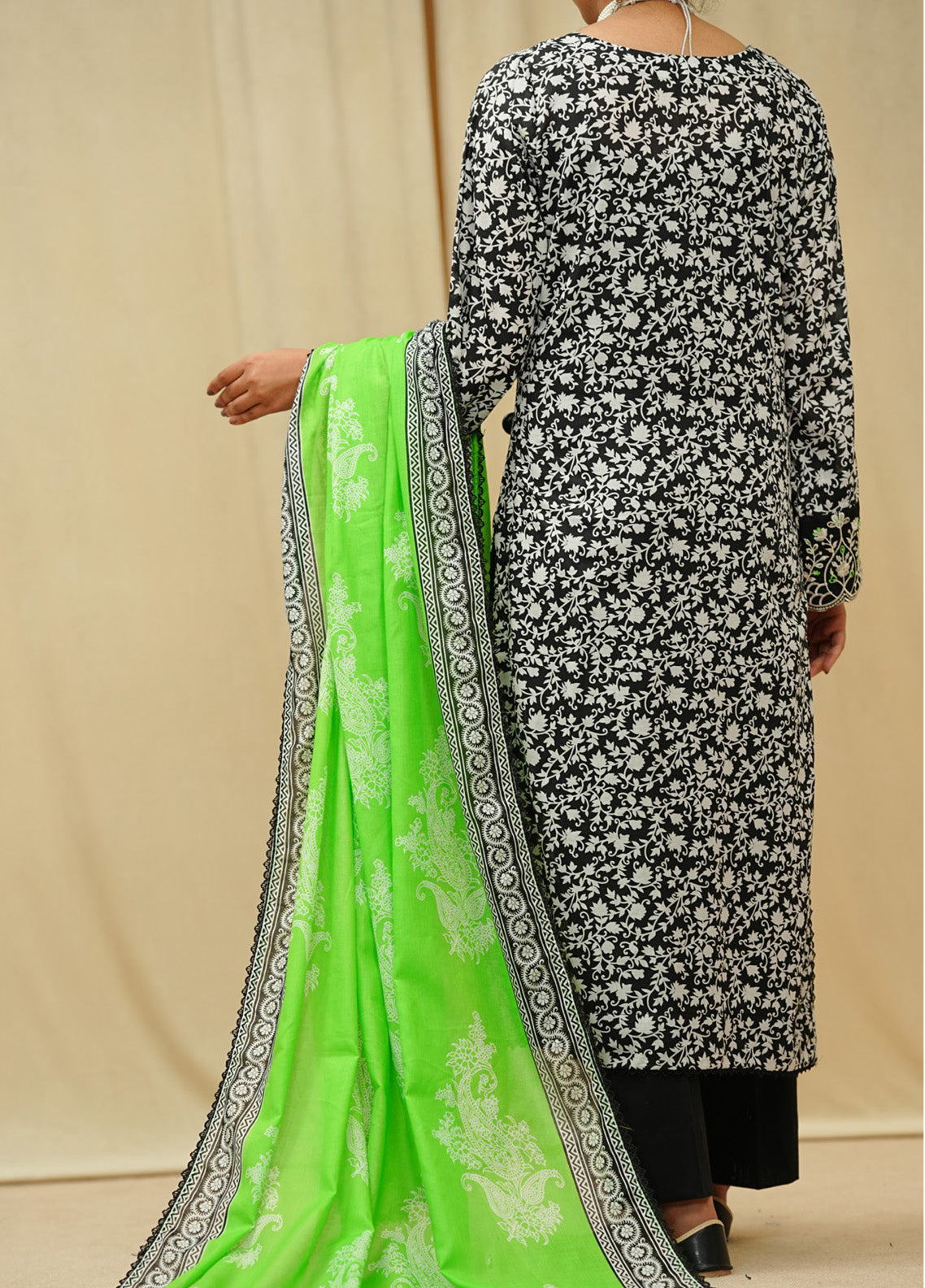 Sufina's By VS Textile Embroidered Lawn 3 Piece Unstitched Suit VS25SELV2 D-4410 Sufina's By VS Textile Embroidered Lawn 3 Piece Unstitched Suit VS25SELV2 D-4410