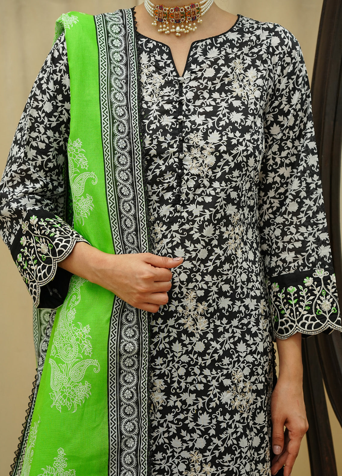 Sufina's By VS Textile Embroidered Lawn 3 Piece Unstitched Suit VS25SELV2 D-4410 Sufina's By VS Textile Embroidered Lawn 3 Piece Unstitched Suit VS25SELV2 D-4410