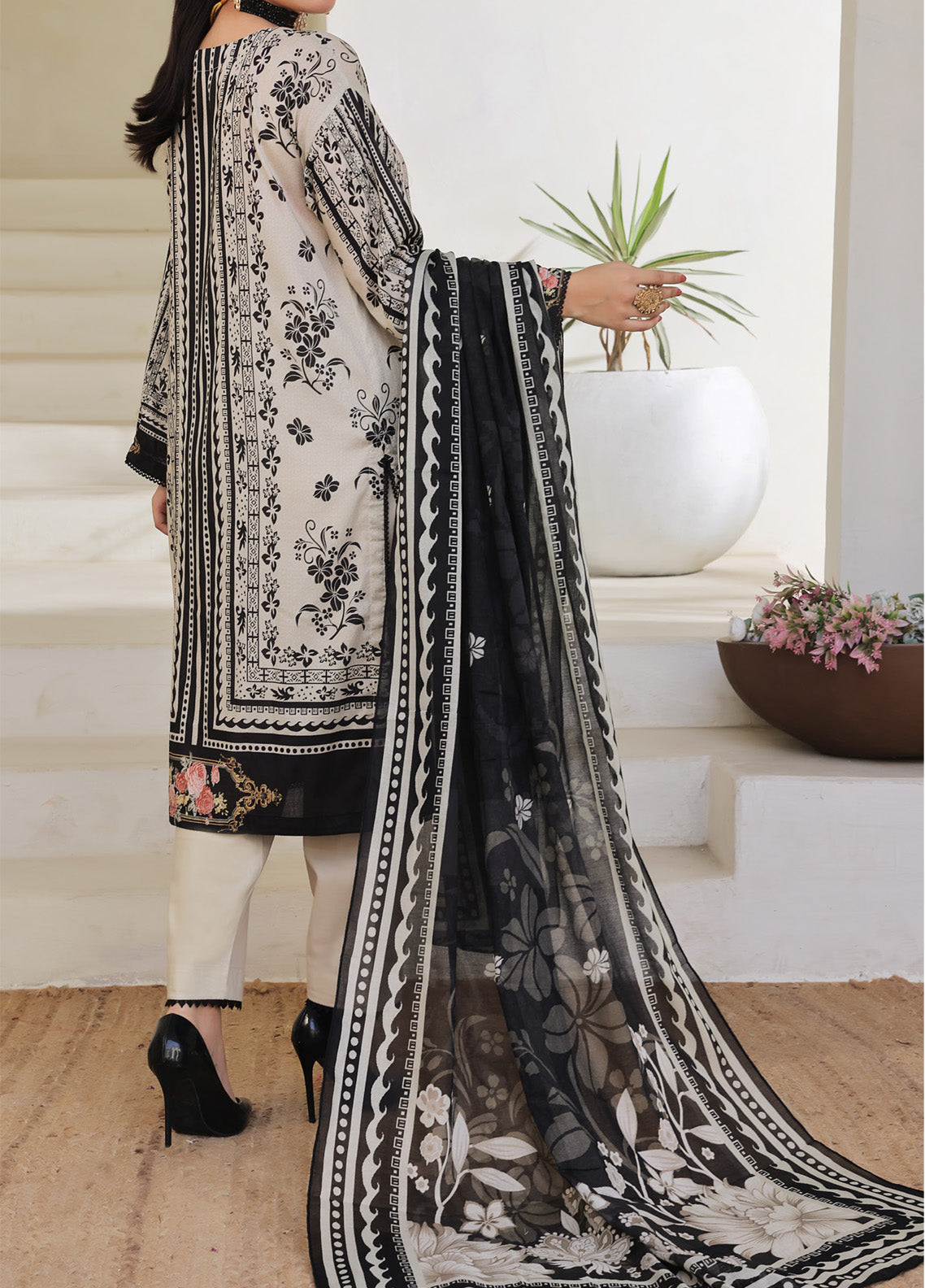 Sufina's By VS Textile Printed Lawn 3 Piece Unstitched Suit VS25PLV2 D-660 Sufina's By VS Textile Printed Lawn 3 Piece Unstitched Suit VS25PLV2 D-660
