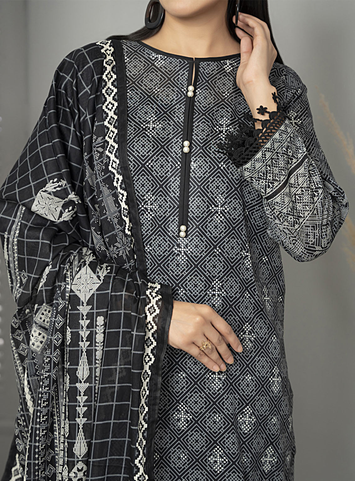 Sufinas By VS Textile Printed Lawn Black & White 3 Piece Unstitched Suit VS24S B&W D-512 Sufinas By VS Textile Printed Lawn Black & White 3 Piece Unstitched Suit VS24S B&W D-512