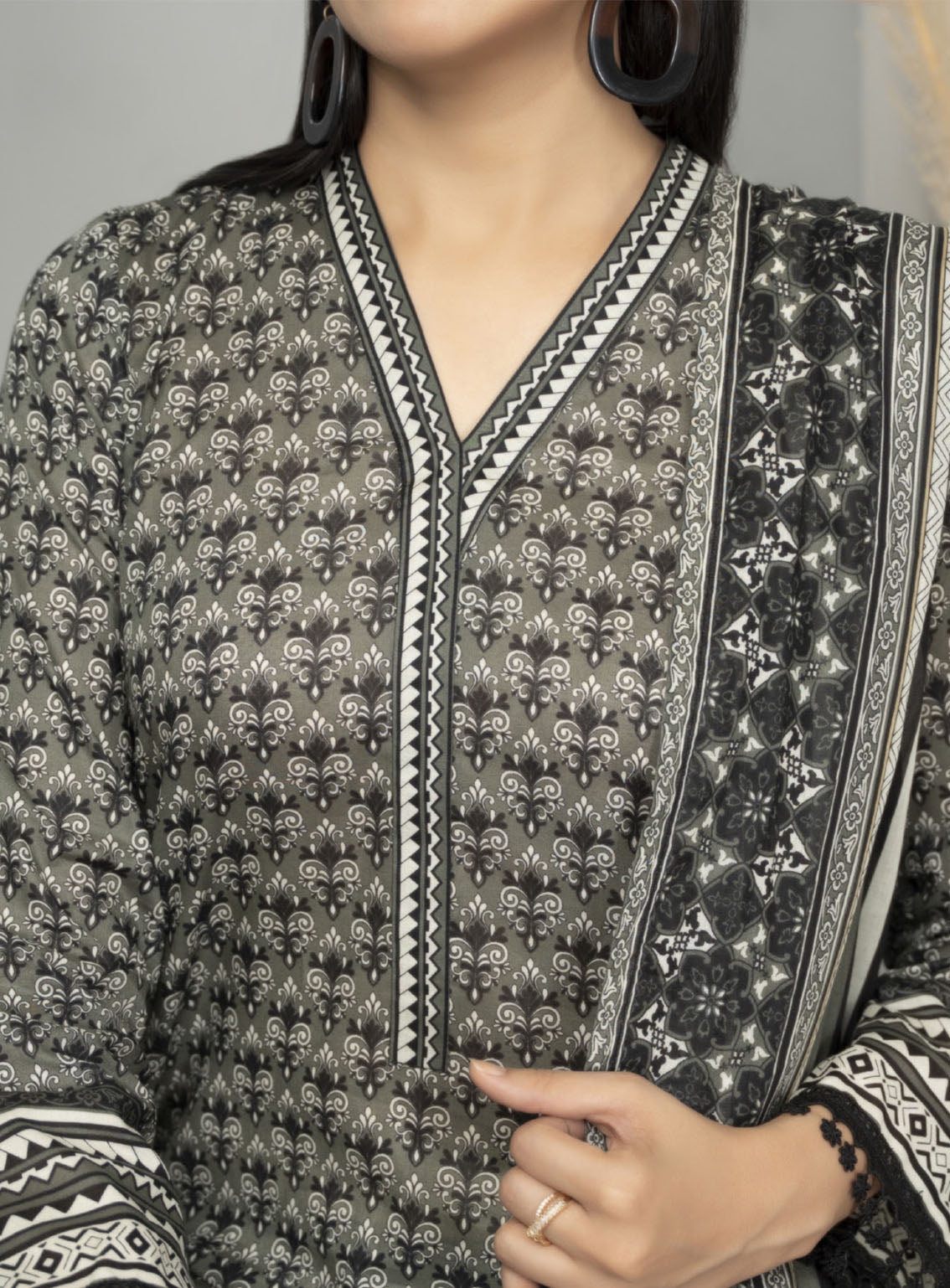 Sufinas By VS Textile Printed Lawn Black & White 3 Piece Unstitched Suit VS24S B&W D-514 Sufinas By VS Textile Printed Lawn Black & White 3 Piece Unstitched Suit VS24S B&W D-514