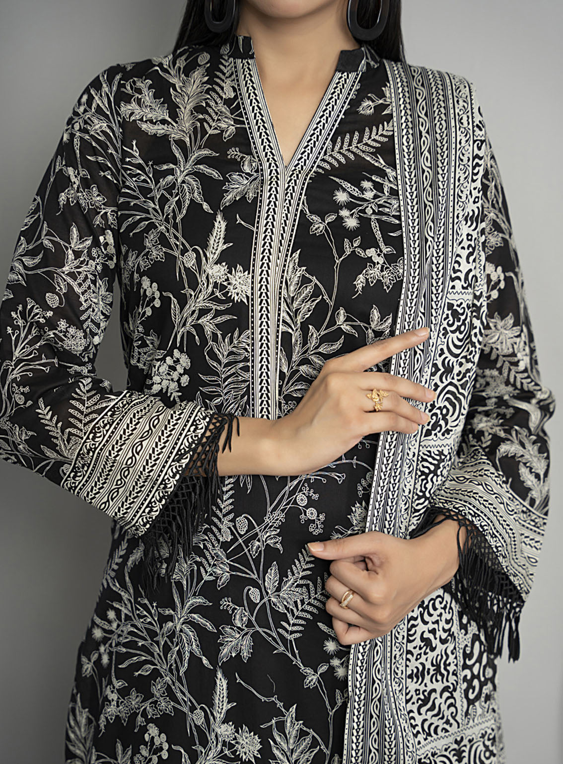 Sufinas By VS Textile Printed Lawn Black & White 3 Piece Unstitched Suit VS24S B&W D-515 Sufinas By VS Textile Printed Lawn Black & White 3 Piece Unstitched Suit VS24S B&W D-515
