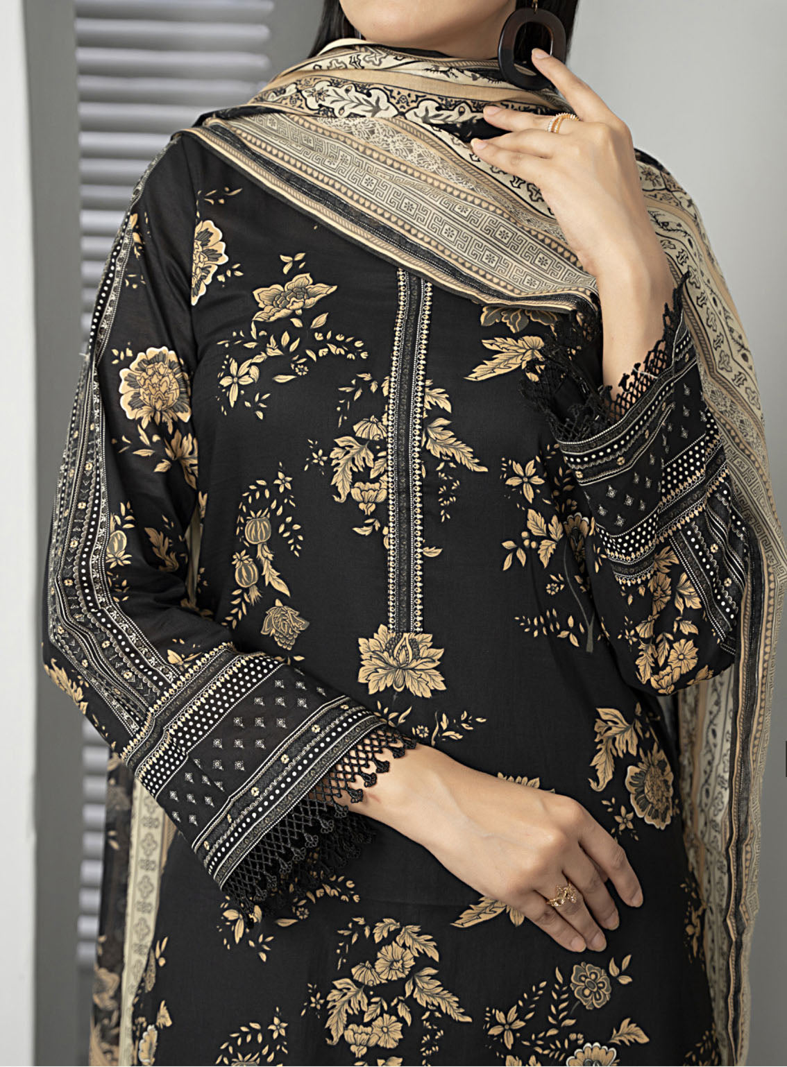 Sufinas By VS Textile Printed Lawn Black & White 3 Piece Unstitched Suit VS24S B&W D-516 Sufinas By VS Textile Printed Lawn Black & White 3 Piece Unstitched Suit VS24S B&W D-516