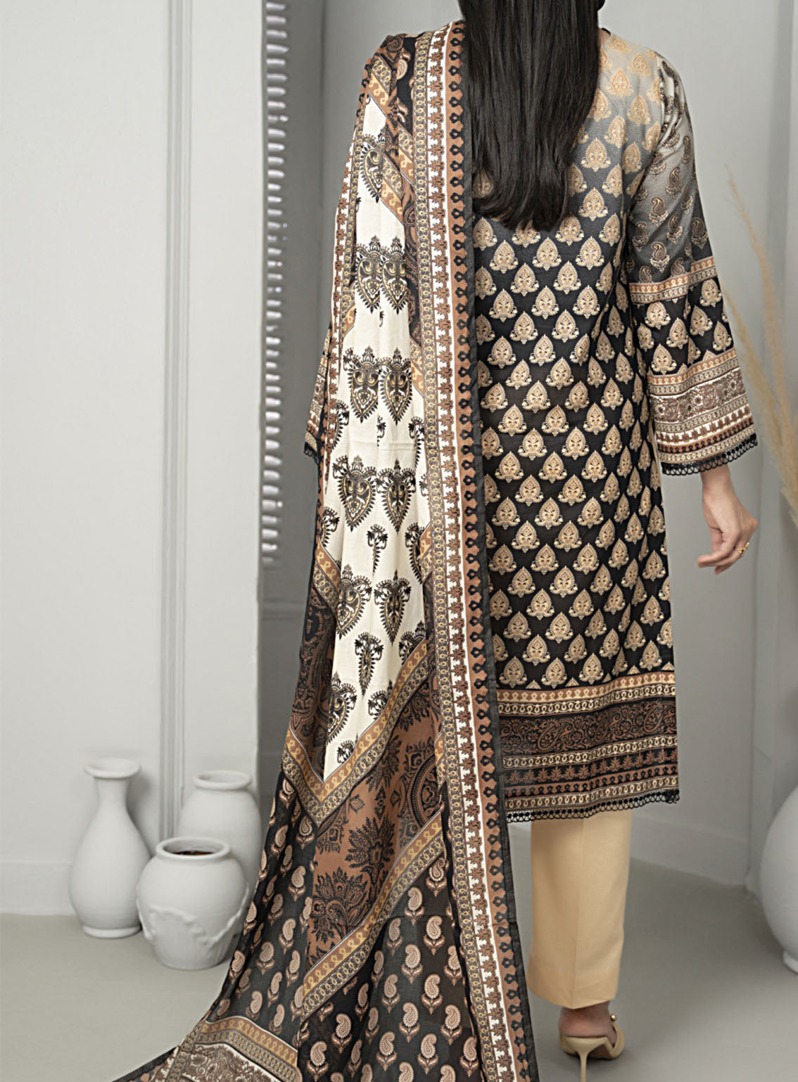 Sufinas By VS Textile Printed Lawn Black & White 3 Piece Unstitched Suit VS24S B&W D-517 Sufinas By VS Textile Printed Lawn Black & White 3 Piece Unstitched Suit VS24S B&W D-517