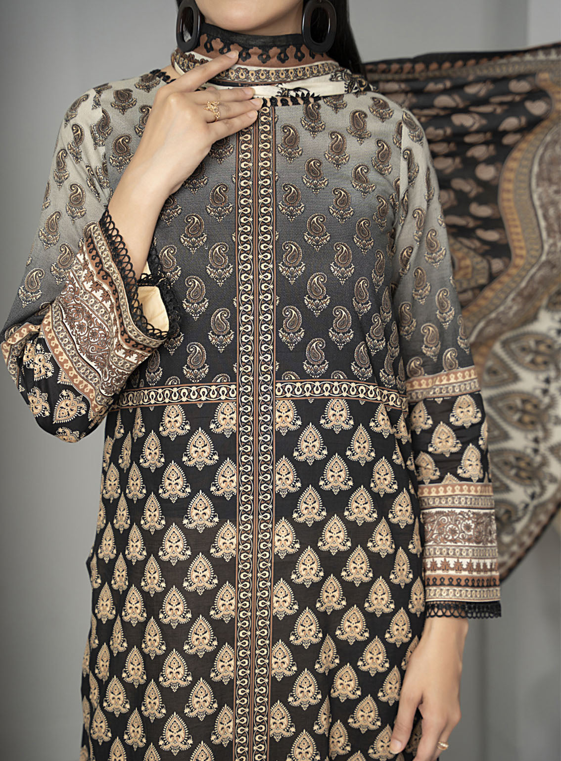 Sufinas By VS Textile Printed Lawn Black & White 3 Piece Unstitched Suit VS24S B&W D-517 Sufinas By VS Textile Printed Lawn Black & White 3 Piece Unstitched Suit VS24S B&W D-517