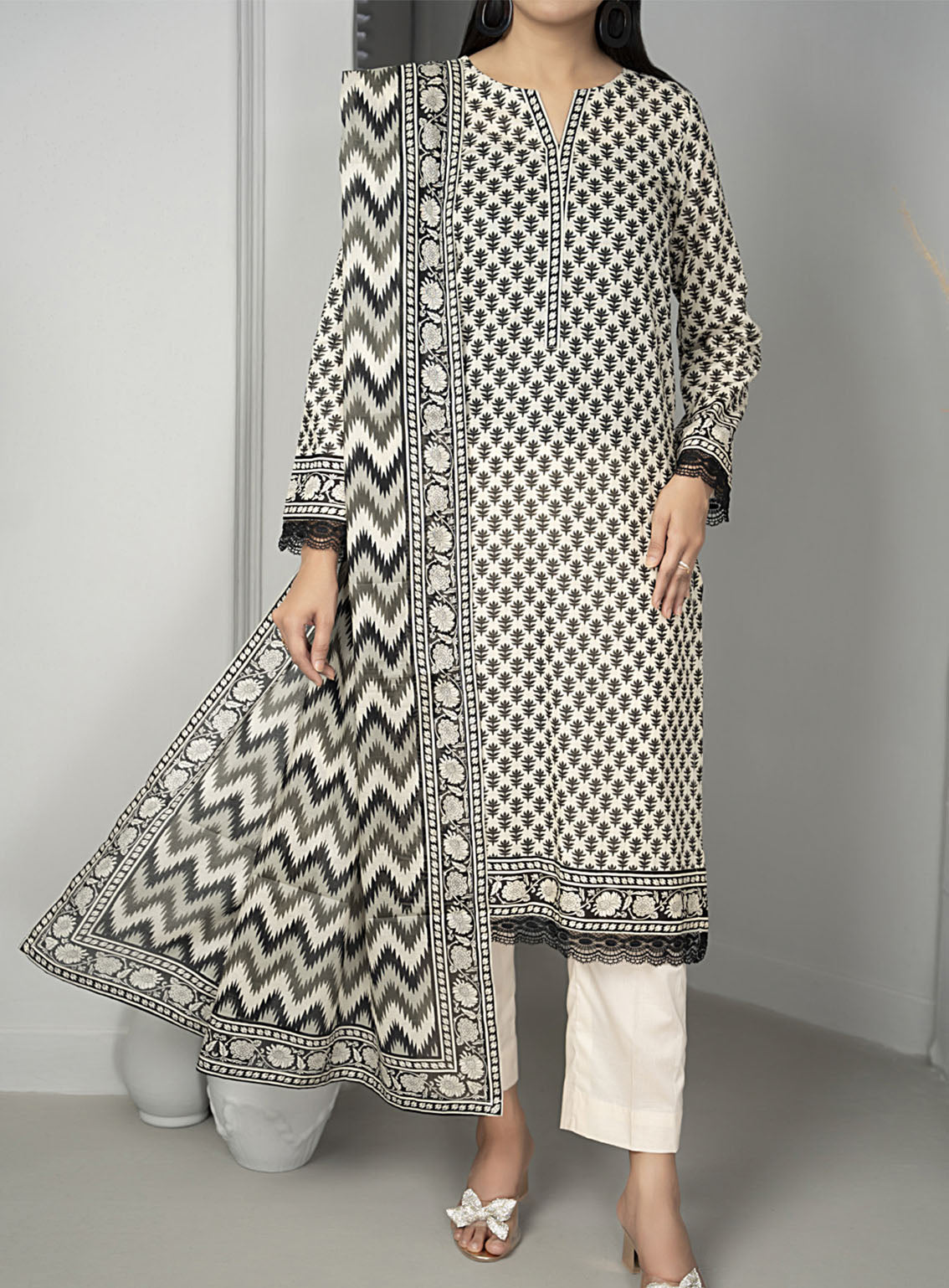 Sufinas By VS Textile Printed Lawn Black & White 3 Piece Unstitched Suit VS24S B&W D-518 Sufinas By VS Textile Printed Lawn Black & White 3 Piece Unstitched Suit VS24S B&W D-518