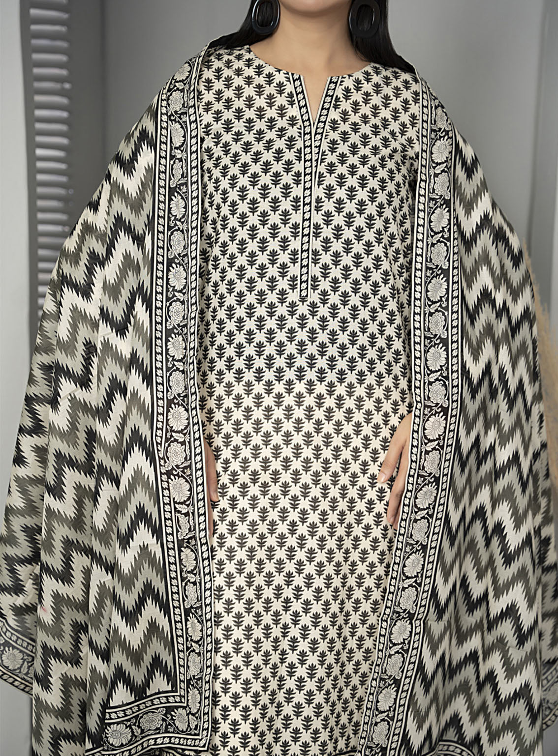 Sufinas By VS Textile Printed Lawn Black & White 3 Piece Unstitched Suit VS24S B&W D-518 Sufinas By VS Textile Printed Lawn Black & White 3 Piece Unstitched Suit VS24S B&W D-518